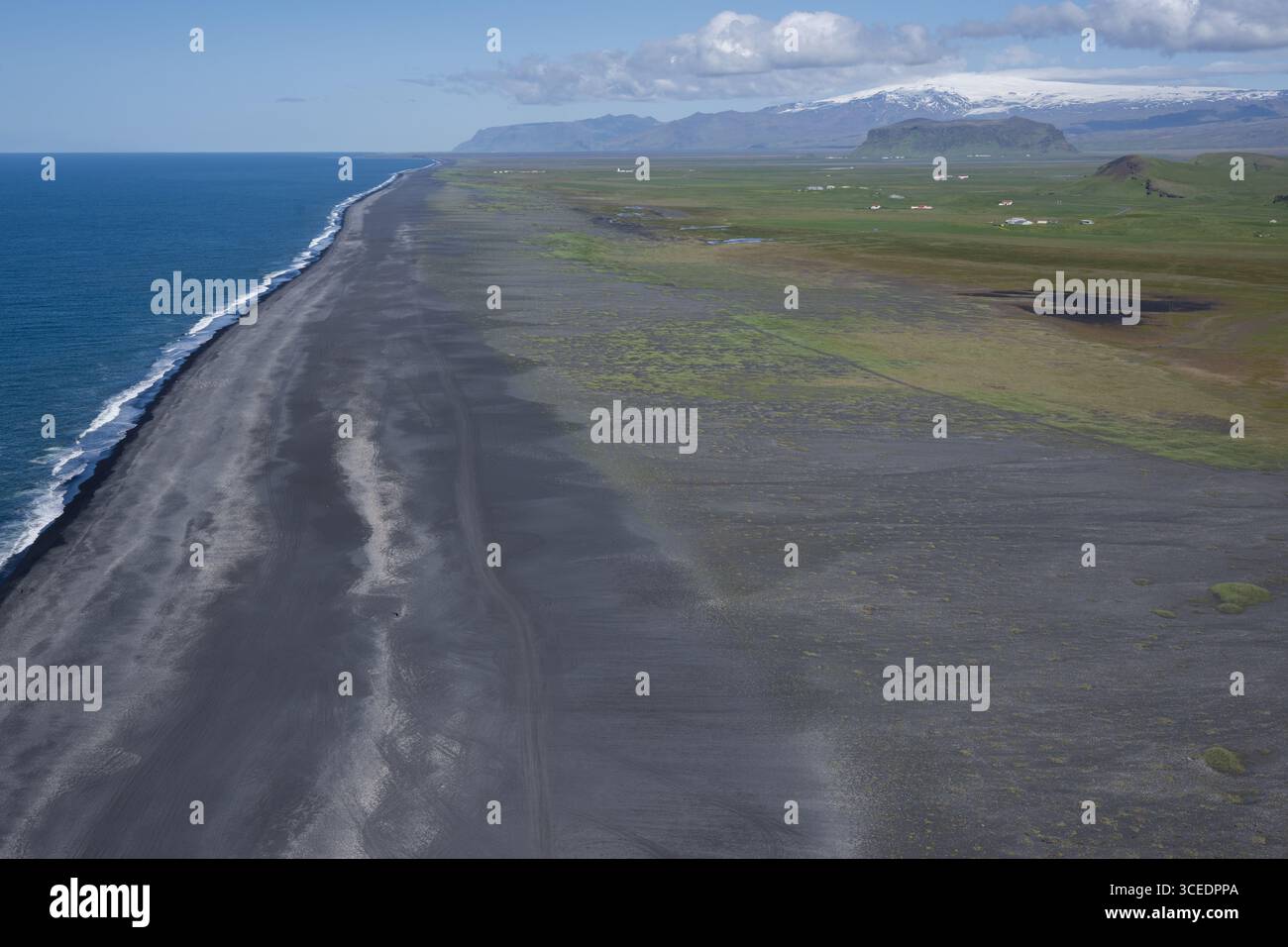 Islande, Sud de l'Islande, Vik, péninsule de Dyrholaey. Reynisfjara, réputée pour son incroyable géologie et ses plages de sable noir. Banque D'Images