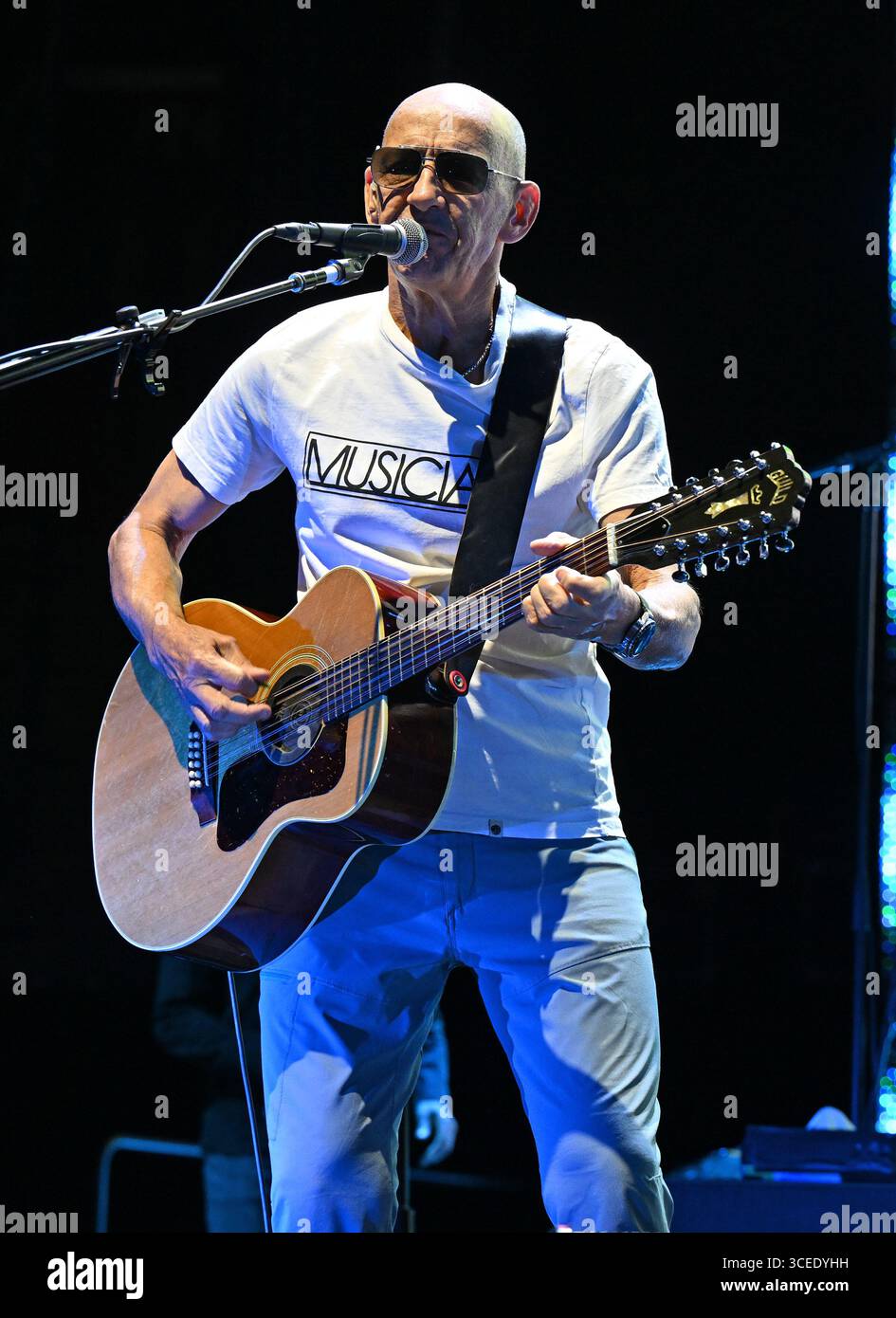 Sunrise FL, États-Unis. 16 août 2025. Simon Townshend de The Who se produit lors de la soirée d'ouverture de la tournée d'adieu Song Is Over North America à l'Amerant Bank Arena le 16 août 2025 à Sunrise, en Floride. Crédit : Mpi04/Media Punch/Alamy Live News Banque D'Images