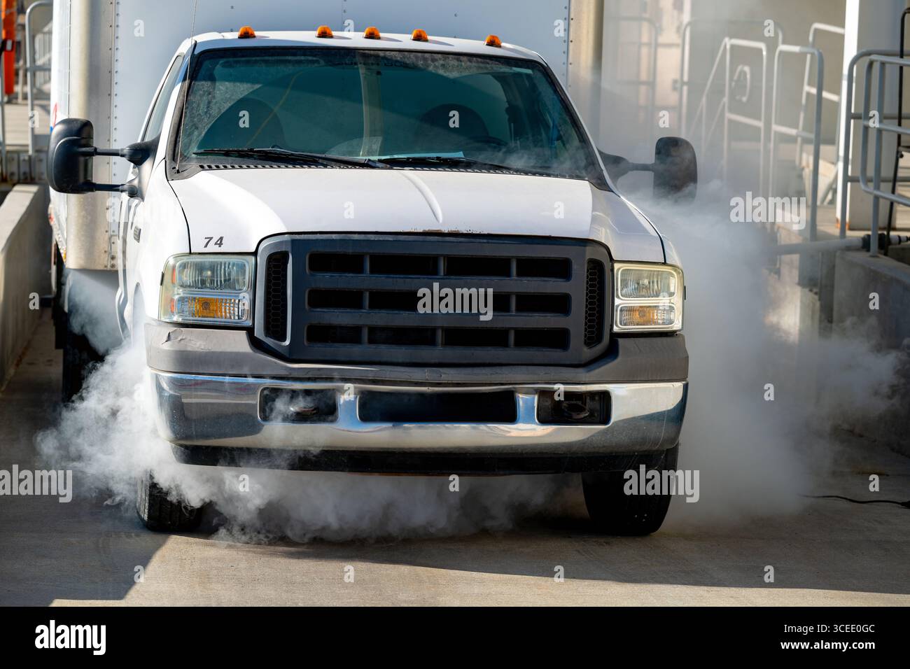 Camion de marchandises fumant dans un abri Banque D'Images
