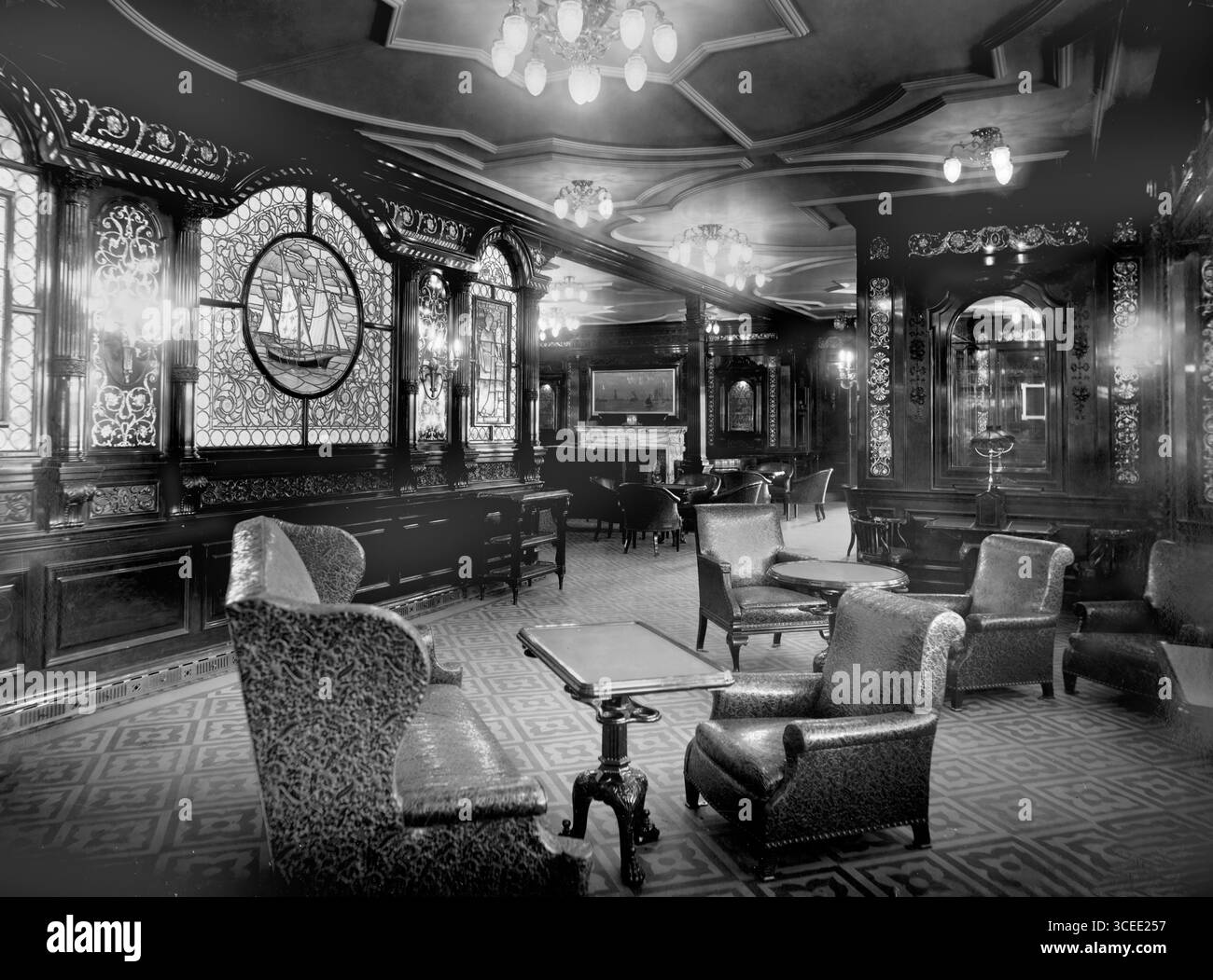 RMS Olympic. Photographie de l'intérieur du RMS Olympic, v. 1911, montrant la salle fumoir. L'Olympic était identique à son navire jumeau, le Titanic. En raison d'un manque d'images intérieures du Titanic, les photographies de l'Olympique sont fréquemment utilisées à la place. Banque D'Images