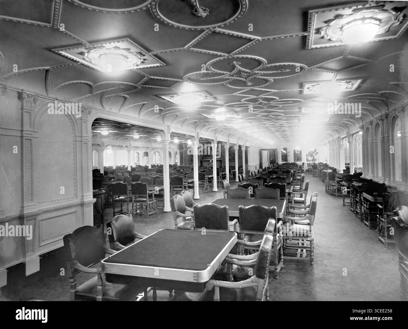 RMS Olympic. Photographie de l'intérieur du RMS Olympic, v. 1911, montrant la salle à manger First Class. L'Olympic était identique à son navire jumeau, le Titanic. En raison d'un manque d'images intérieures du Titanic, les photographies de l'Olympique sont fréquemment utilisées à la place. Banque D'Images