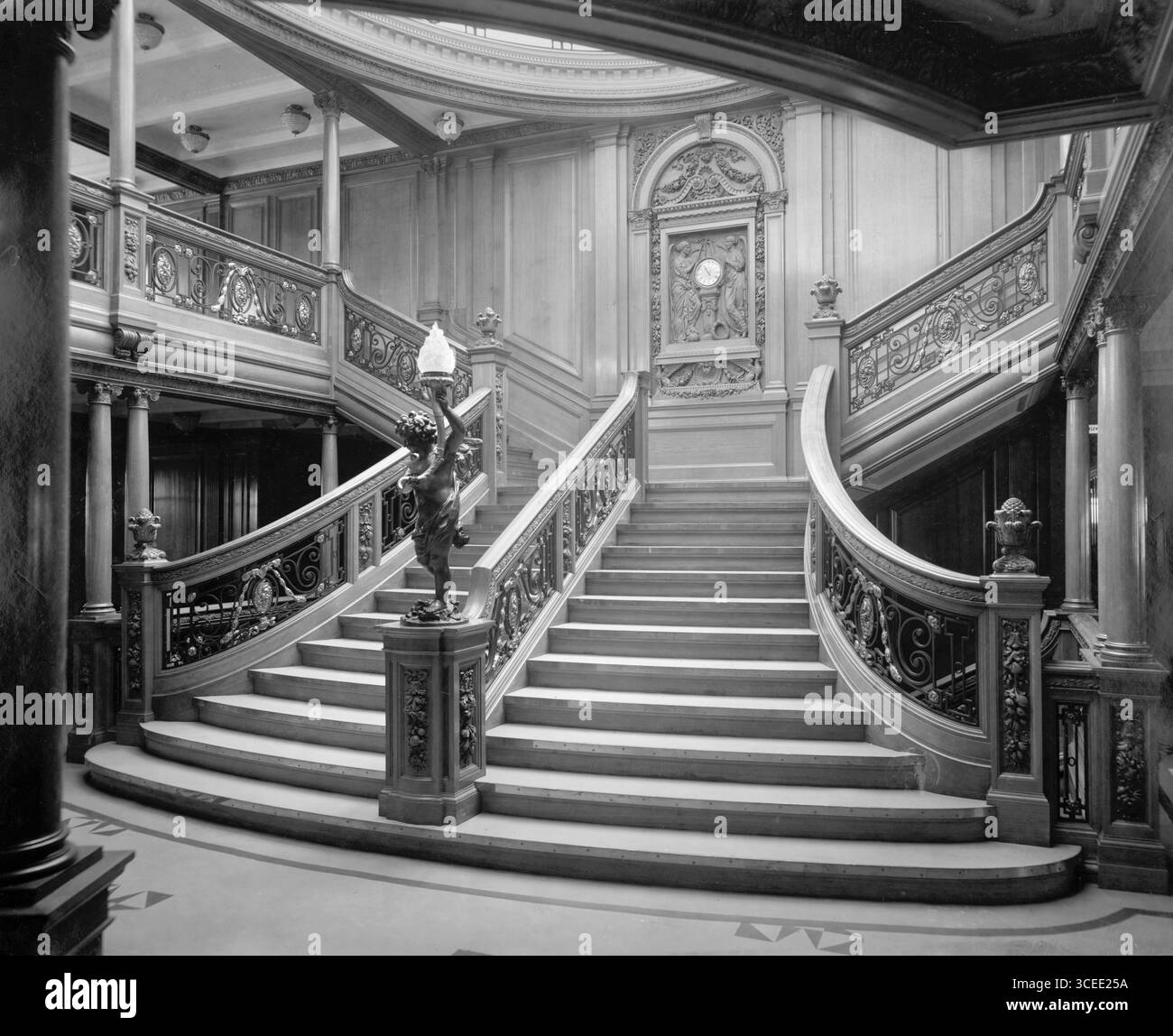 RMS Olympic. Photographie de l'intérieur du RMS Olympic, v. 1911, montrant le Grand escalier. L'Olympic était identique à son navire jumeau, le Titanic. En raison d'un manque d'images intérieures du Titanic, les photographies de l'Olympique sont fréquemment utilisées à la place. Banque D'Images