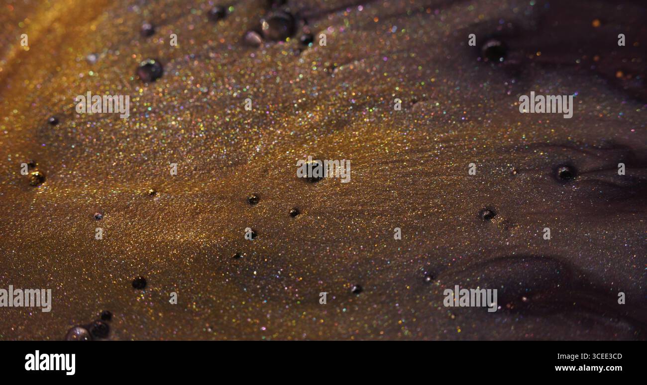 Ruisseau scintillant. Peinture à l'eau. Défocalisé jaune doré couleur violet liquide acrylique bulle d'huile flottant sur fond abstrait d'art bokeh. Banque D'Images
