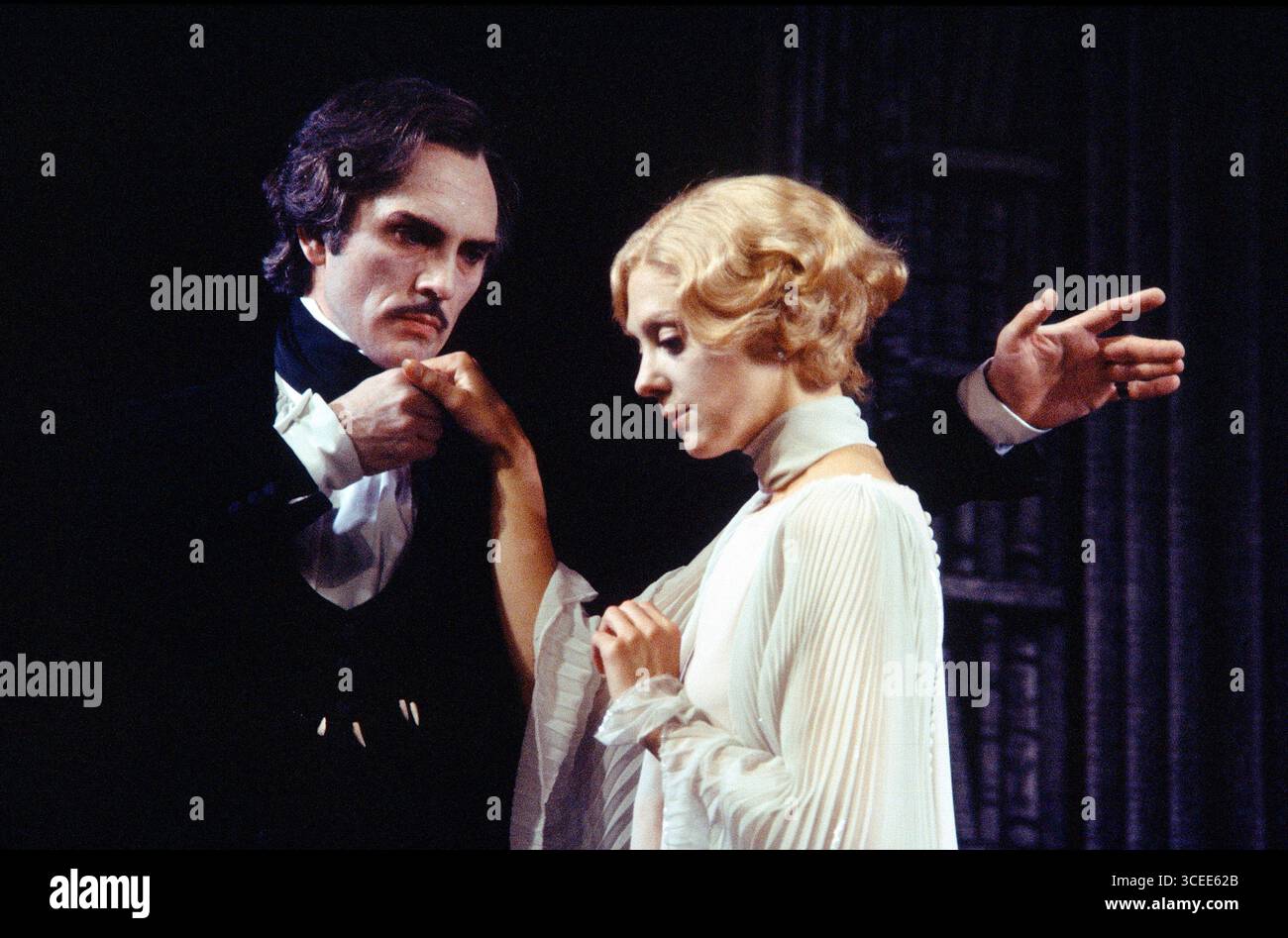 Terence Stamp (Comte Dracula), Rosalind Ayres (Lucy Seward) dans DRACULA de Hamilton Deane & John Balderston d'après Bram Stoker au Shaftesbury Theatre, Londres WC1 13/09/1978 design : Edward Gorey réalisateur : Dennis Rosa Banque D'Images