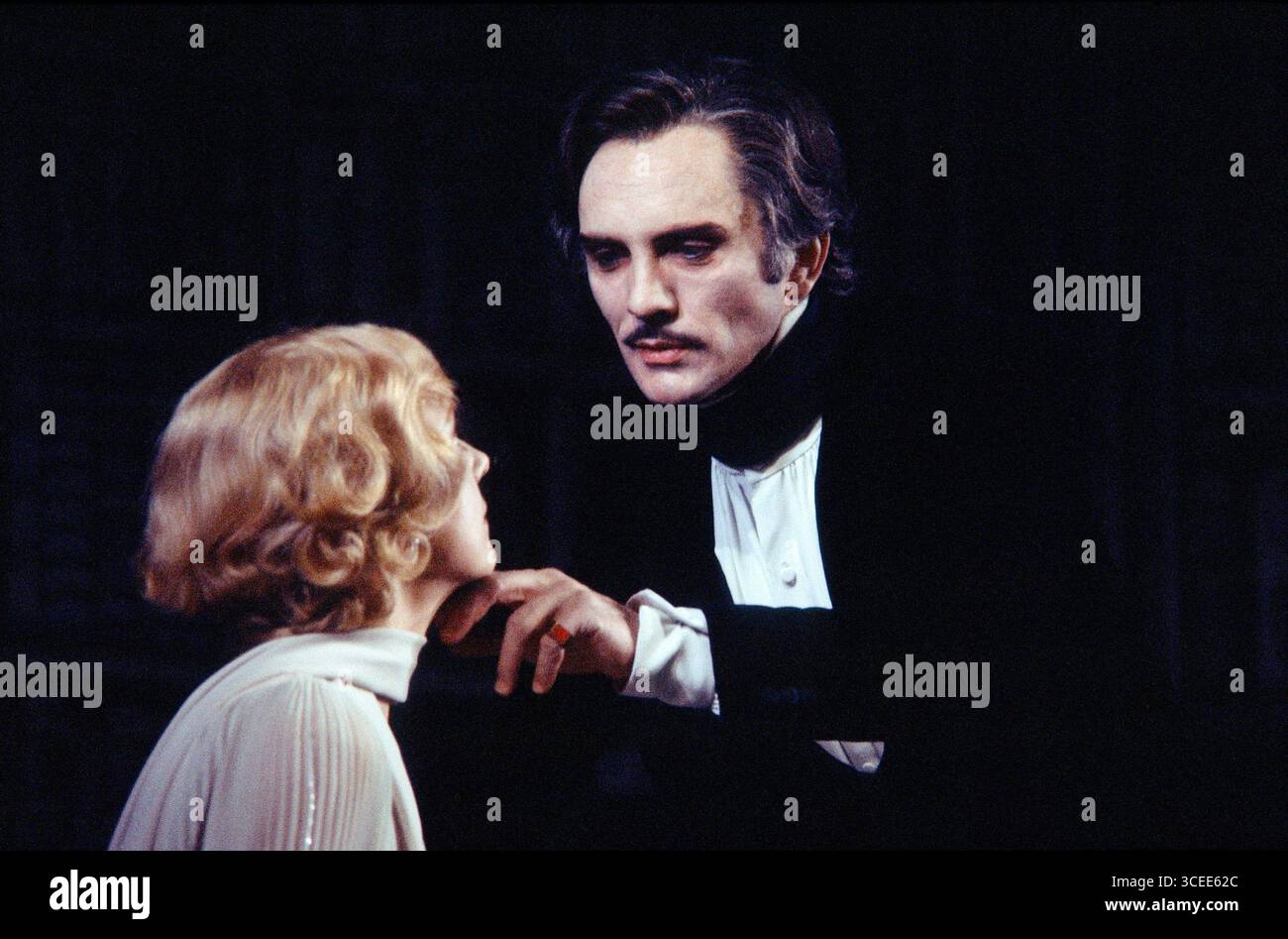 Rosalind Ayres (Lucy Seward), Terence Stamp (Count Dracula) dans DRACULA de Hamilton Deane & John Balderston d'après Bram Stoker au Shaftesbury Theatre, Londres WC1 13/09/1978 design : Edward Gorey réalisateur : Dennis Rosa Banque D'Images