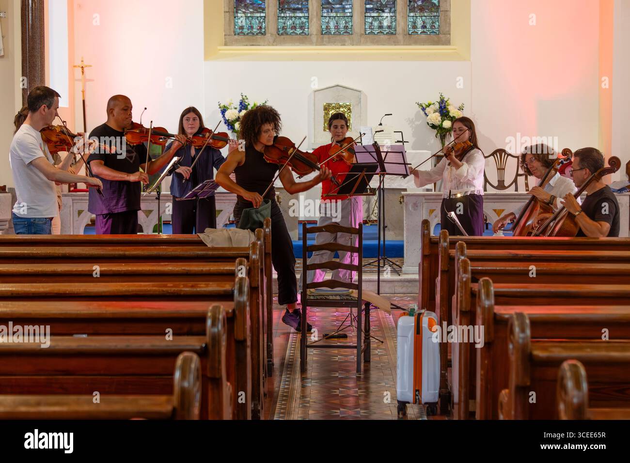 Musiciens d'octet à cordes classiques réentendant dans une église Banque D'Images