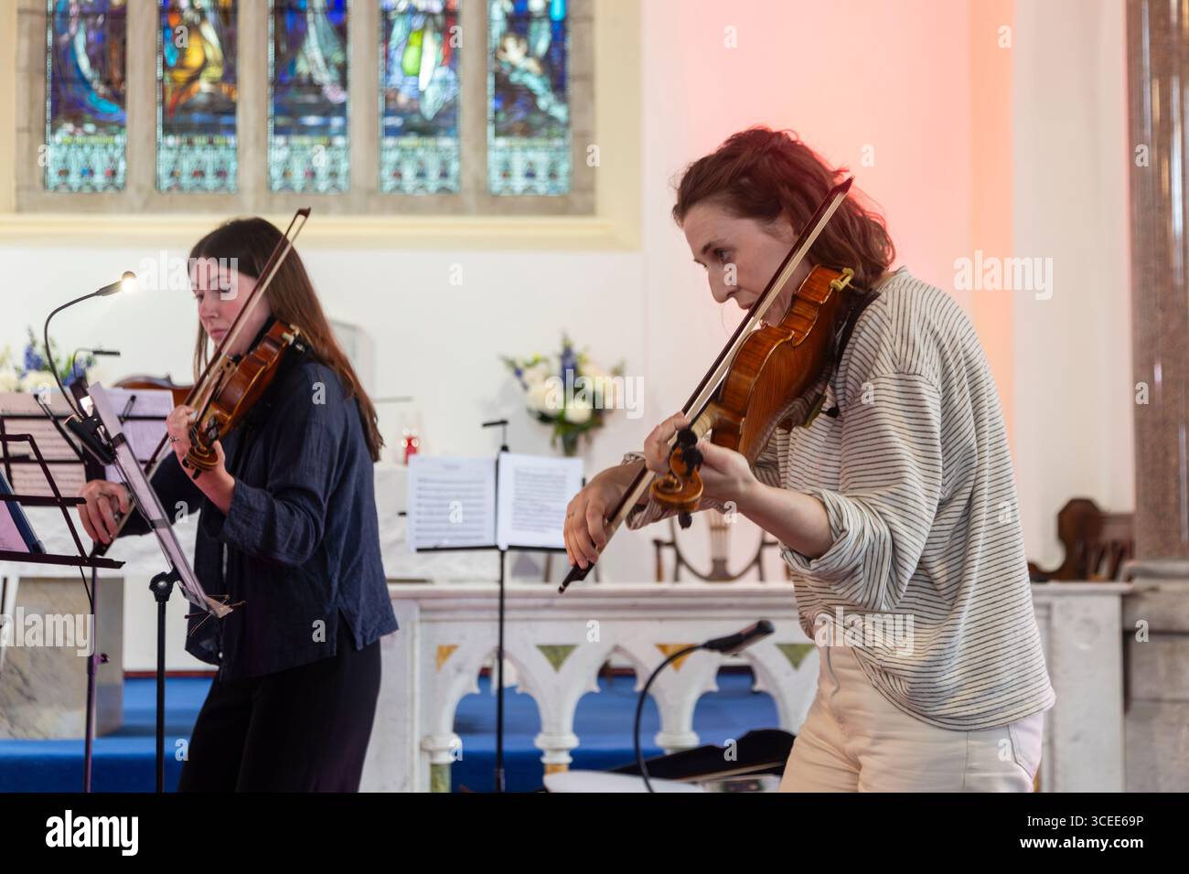 Musiciens d'octet à cordes classiques réentendant dans une église Banque D'Images