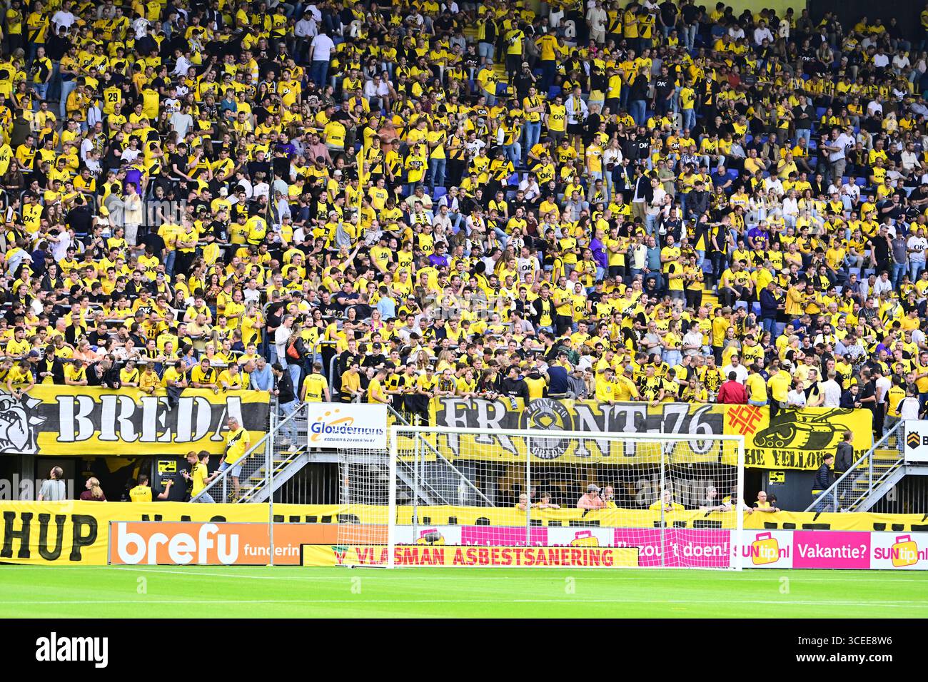 Sittard, pays-Bas. 17 août 2025. BREDA, 17-08-2025, Rat Verlegh Stadium, saison 2025/2026, football néerlandais Eredivisie, match entre le NAC Breda et Fortuna Sittard, photo montrant des supporters du NAC (photo de Pro Shots/SIPA USA) crédit : SIPA US/Alamy Live News Banque D'Images
