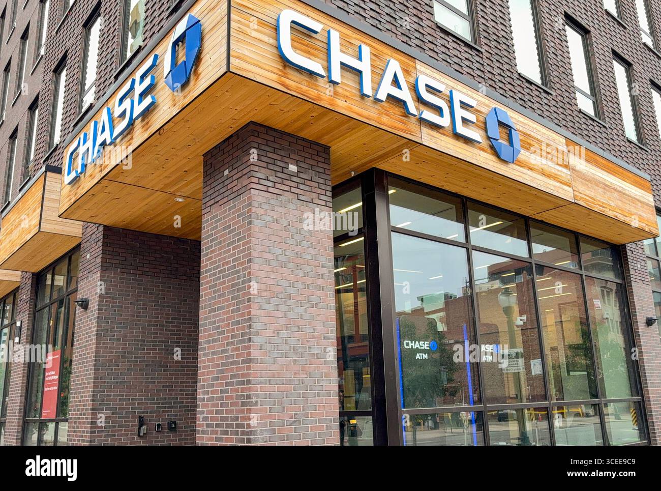 Denver, Colorado, États-Unis - 2 juin 2025 : vue extérieure de la succursale de Chase Bank dans le centre-ville de Denver - Image de stock capturée avec un smartphone