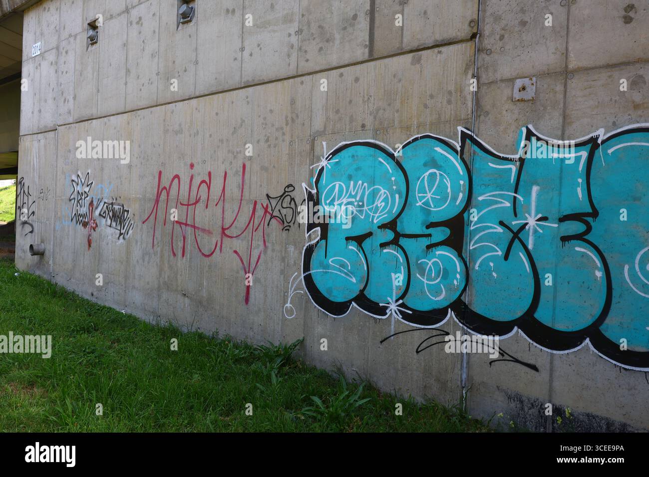 Gros plan de graffiti avec Street art rouge et bleu Banque D'Images