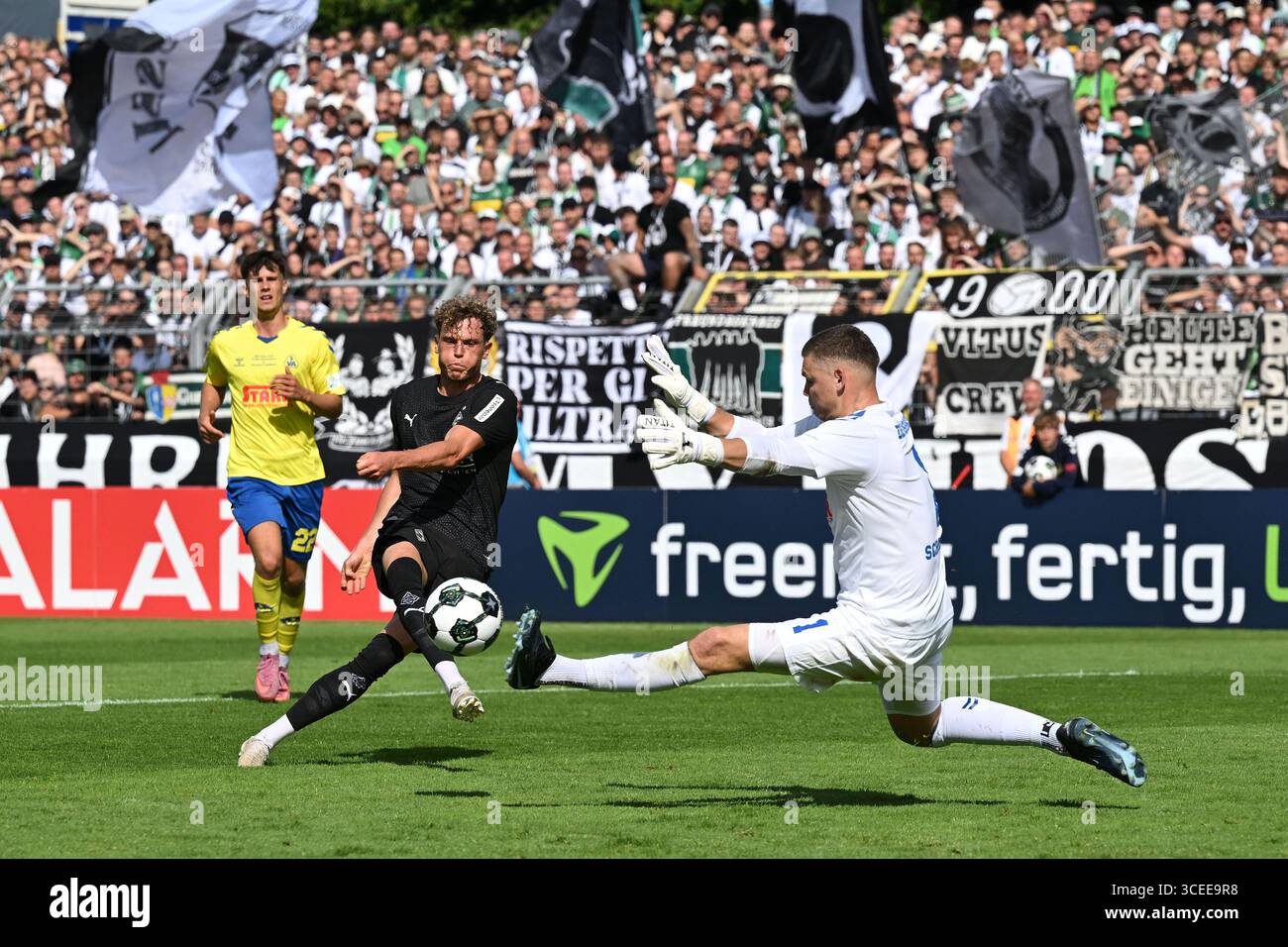 17 août 2025, basse-Saxe, Oldenbourg : football : DFB-Pokal, Atlas Delmenhorst - Borussia Mönchengladbach, 1er tour, Marschweg-Stadion. Robin Hack (centre, Bor. Mönchengladbach) marque le 1 :2 contre le gardien Damian Schobert (à droite, SV Atlas Delmenhorst), en arrière-plan Linus Urban (SV Atlas Delmenhorst) ne peut que regarder. Photo : Carmen Jaspersen/dpa - NOTE IMPORTANTE : conformément aux règlements de la DFL German Football League et de la DFB German Football Association, il est interdit d'utiliser ou de faire utiliser des photographies prises dans le stade et/ou du match dans le f Banque D'Images