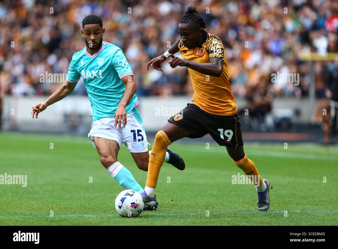 Joel Ndala de Hull City en action avec Brodie Spencer d'Oxford United lors du Sky Bet Championship match entre Hull City et Oxford United au MKM Stadium, Kingston upon Hull le dimanche 17 août 2025. (Photo : Zach Forster | mi News) crédit : MI News & Sport /Alamy Live News Banque D'Images