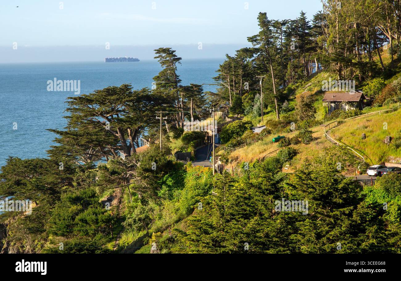 Maison côtière du comté de Marin à Muir Beach, Californie avec la CMA CGM (Compagnie maritime d'affrètement - Compagnie générale) maritime française Banque D'Images
