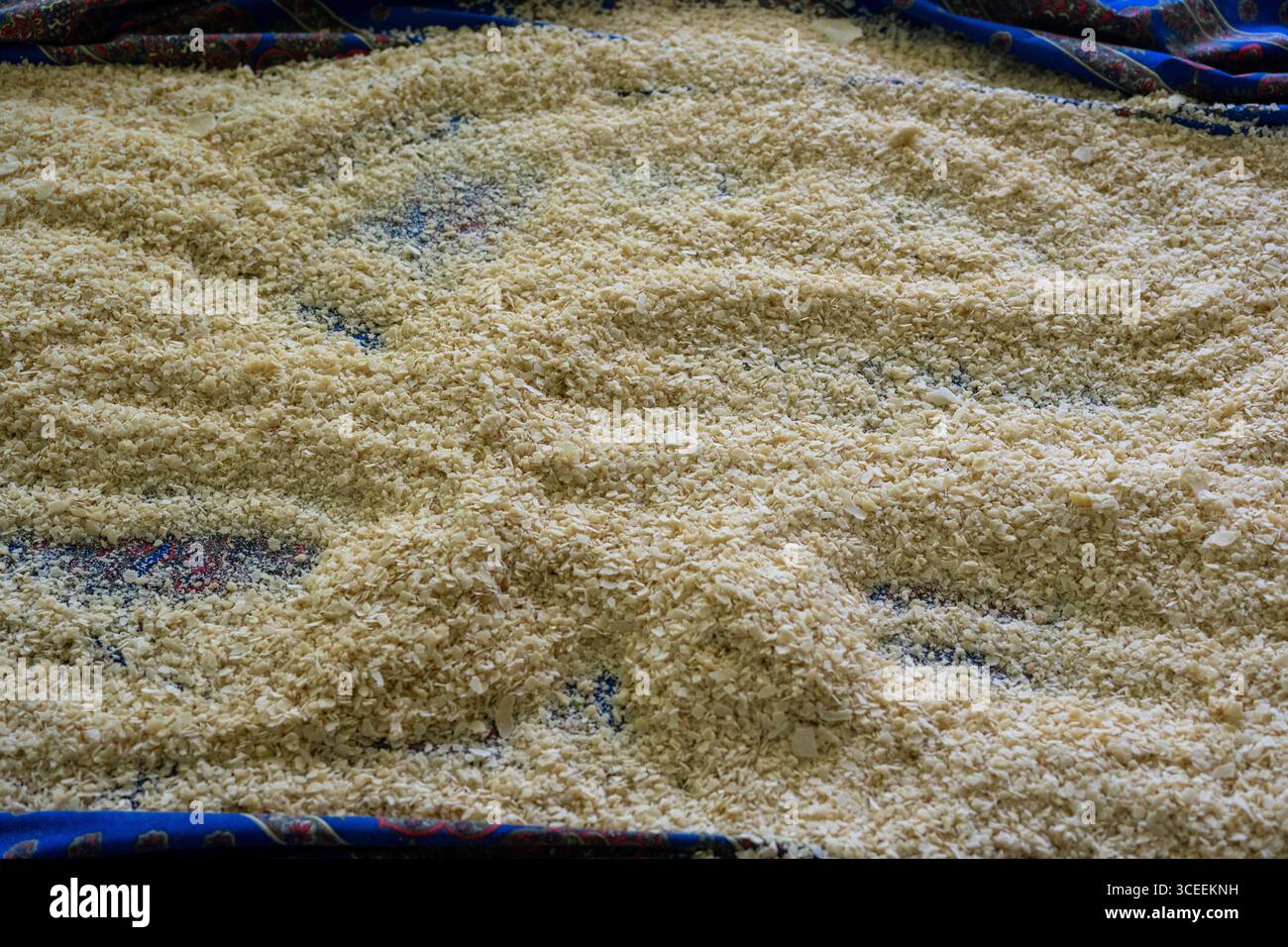 Laissée pour le séchage. Nourriture d'hiver macédonienne faite à la main, Tarhana , de façon traditionnelle. Banque D'Images