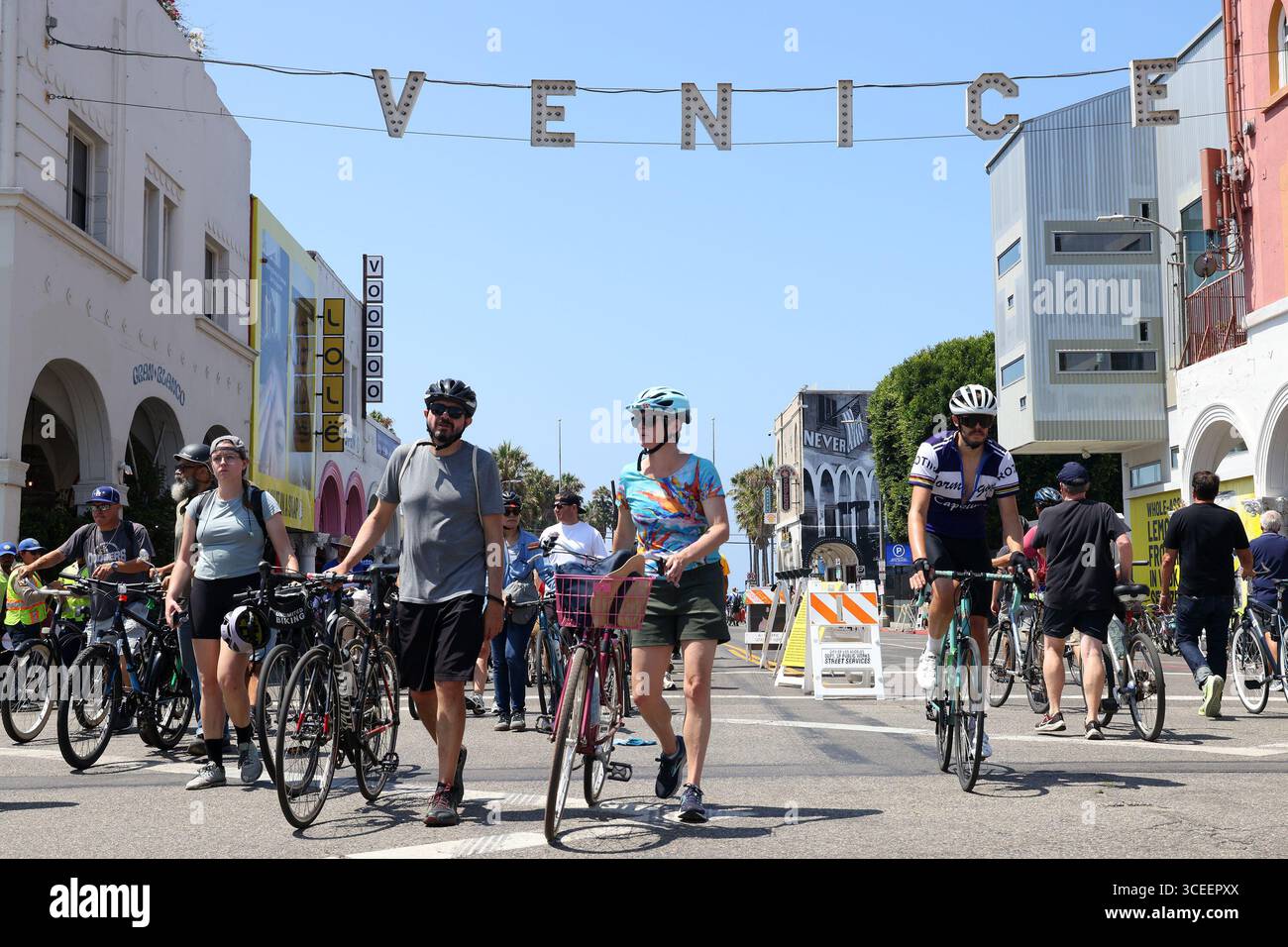 Venise, Californie, États-Unis. 17 août 2025. Les participants roulent sur Windward Avenue à Venise lors du 61e événement en plein air de CicLAvia, 'Culver City Meets Venice'', à Venise, Californie, le dimanche 18 août 2025. La route s'étendait du boulevard la Cienega à la promenade de Venice Beach. (Crédit image : © Jonathan Alcorn/ZUMA Press Wire) USAGE ÉDITORIAL SEULEMENT ! Non destiné à UN USAGE commercial ! Crédit : ZUMA Press, Inc/Alamy Live News Banque D'Images