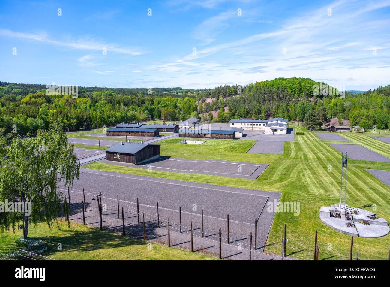 Ce mémorial de Lesetice, en Tchéquie, commémore les victimes du communisme dans un ancien complexe pénitentiaire. Une végétation luxuriante entoure le site, soulignant son histoire sombre et son importance. Banque D'Images