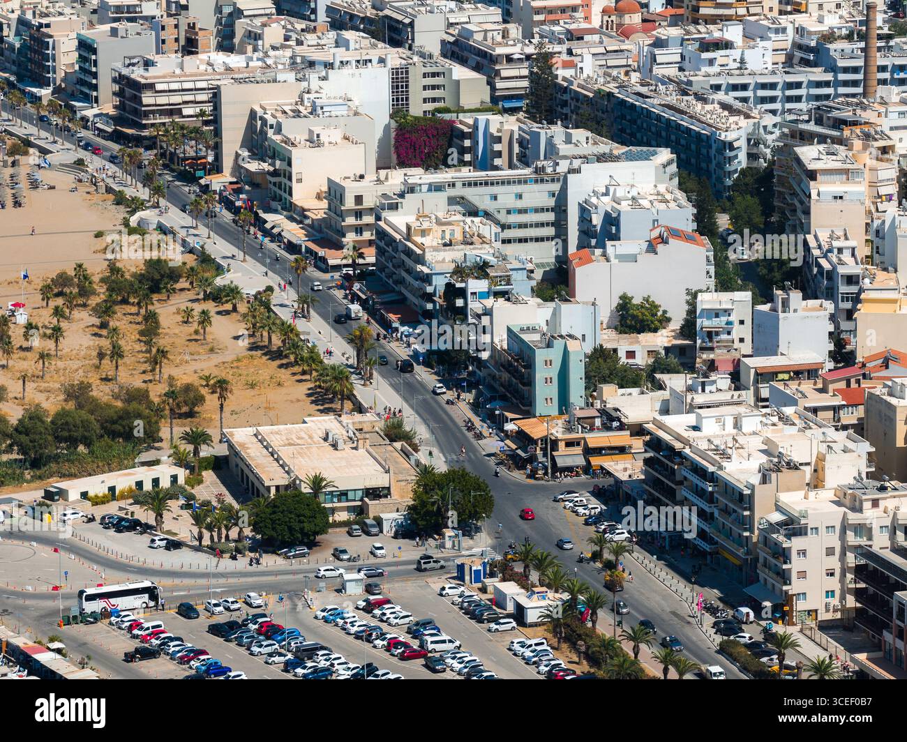 Vue aérienne de la ville de Réthymnon avec parking et palmiers Banque D'Images