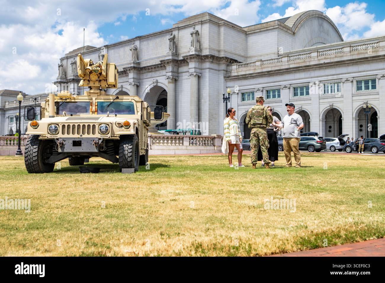 Washington, États-Unis. 16 août 2025. Les soldats de la Garde nationale de l'armée américaine affectés à la Force opérationnelle Safe and Beautiful de Washington discutent avec des civils alors qu'ils montent la garde à Union Station, le 16 août 2025 à Washington, DC le président américain Donald Trump a déployé environ 800 membres du service de la Garde nationale sous la fausse prémisse d'une vague de criminalité dans la capitale. Crédit : Sgt. Aaron Troutman/U.S. Army photo/Alamy Live News Banque D'Images