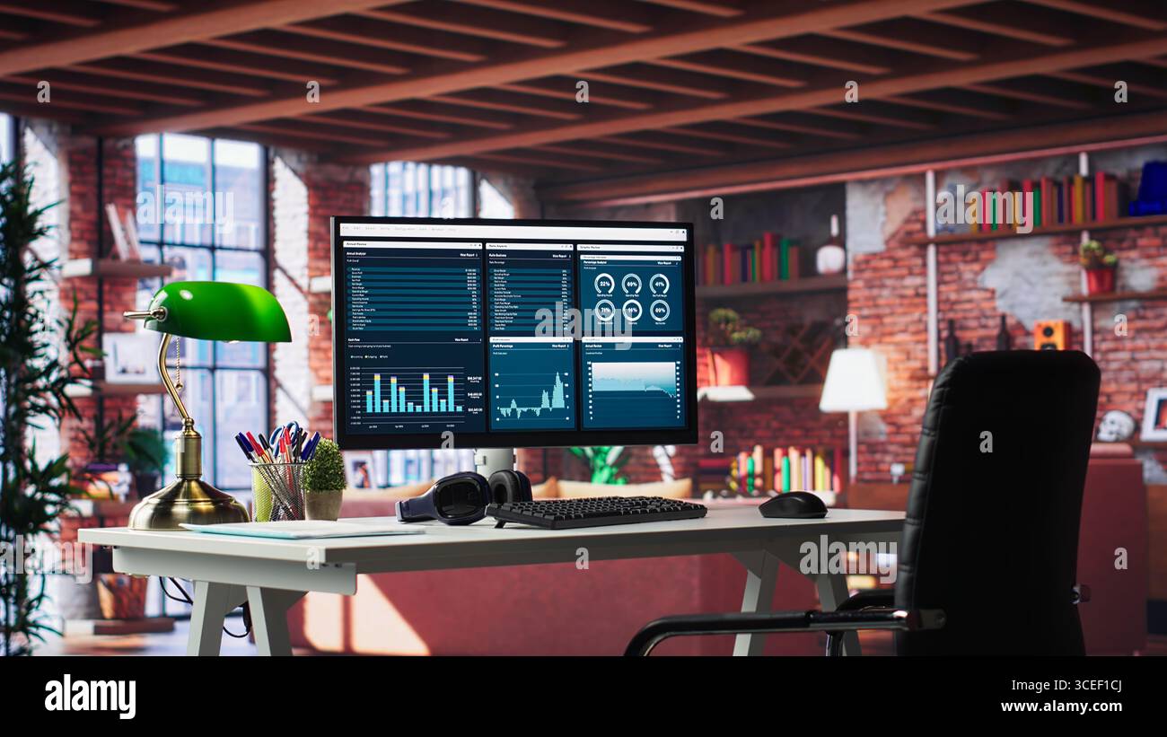 Bureau à domicile moderne avec moniteur de PC de bureau affichant des analyses commerciales et des infographies marketing, configuration minimaliste et épurée du bureau. Lumineux loft élégant offre une ambiance professionnelle tendance. Banque D'Images