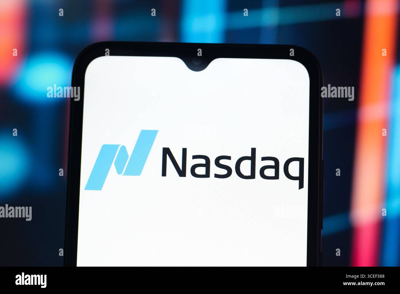 Dans cette illustration photo, le logo Nasdaq composite est affiché sur l'écran d'un smartphone. Banque D'Images