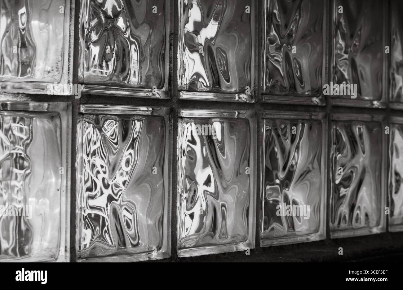 reflets dans des blocs de verre faisant des dessins abstraits et des motifs de la lumière brillant à travers eux certains visages ressemblants graphiques conceptuels horizontaux Banque D'Images