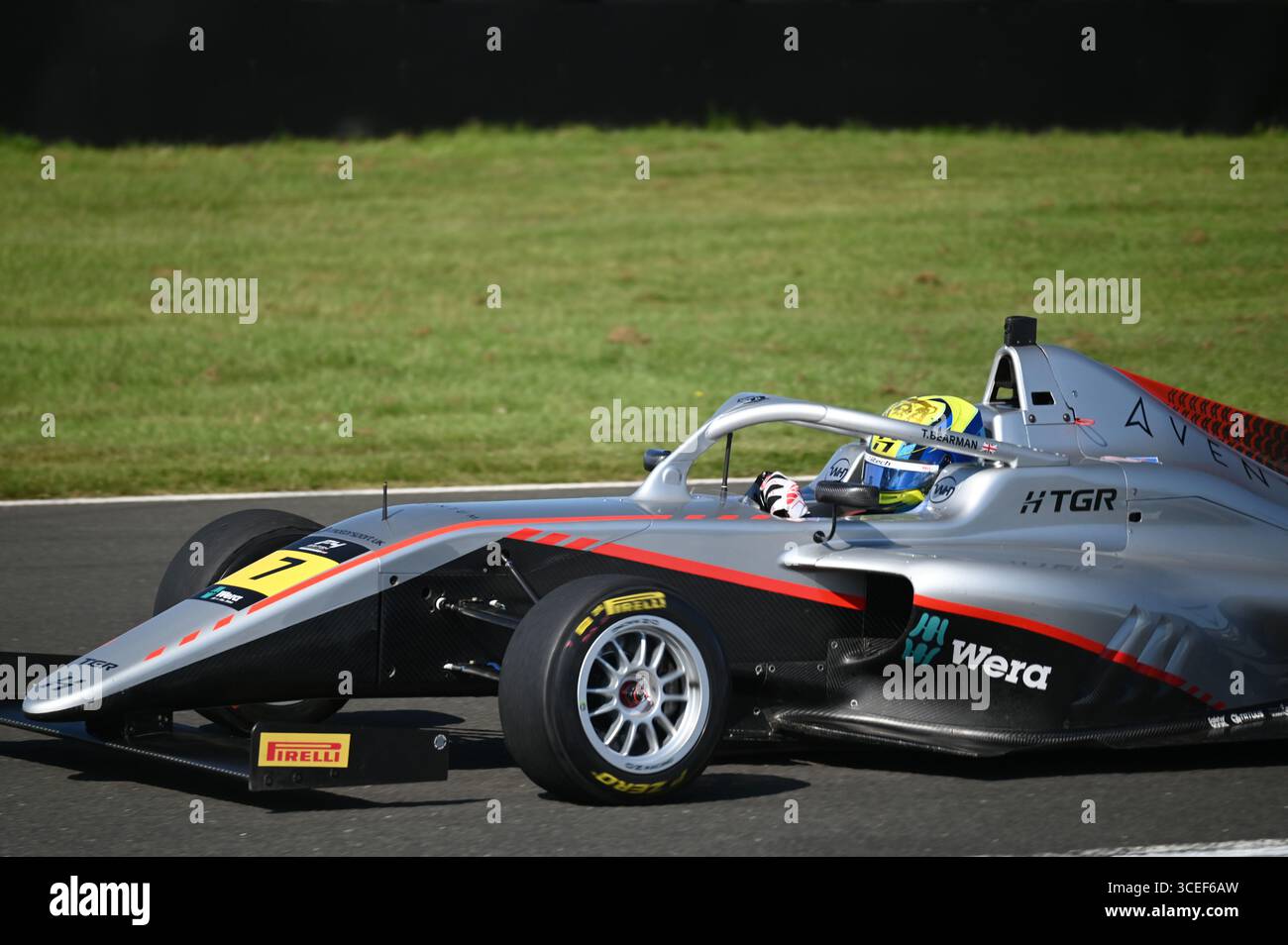 Knockhill, Écosse, Royaume-Uni. 17 août 2025. Thomas Bearman se dirige vers la deuxième place de la course 2 de dimanche du Championnat britannique de F4 à Knockhill, en Écosse. Crédit : PJ Parker / Alamy Live News Banque D'Images