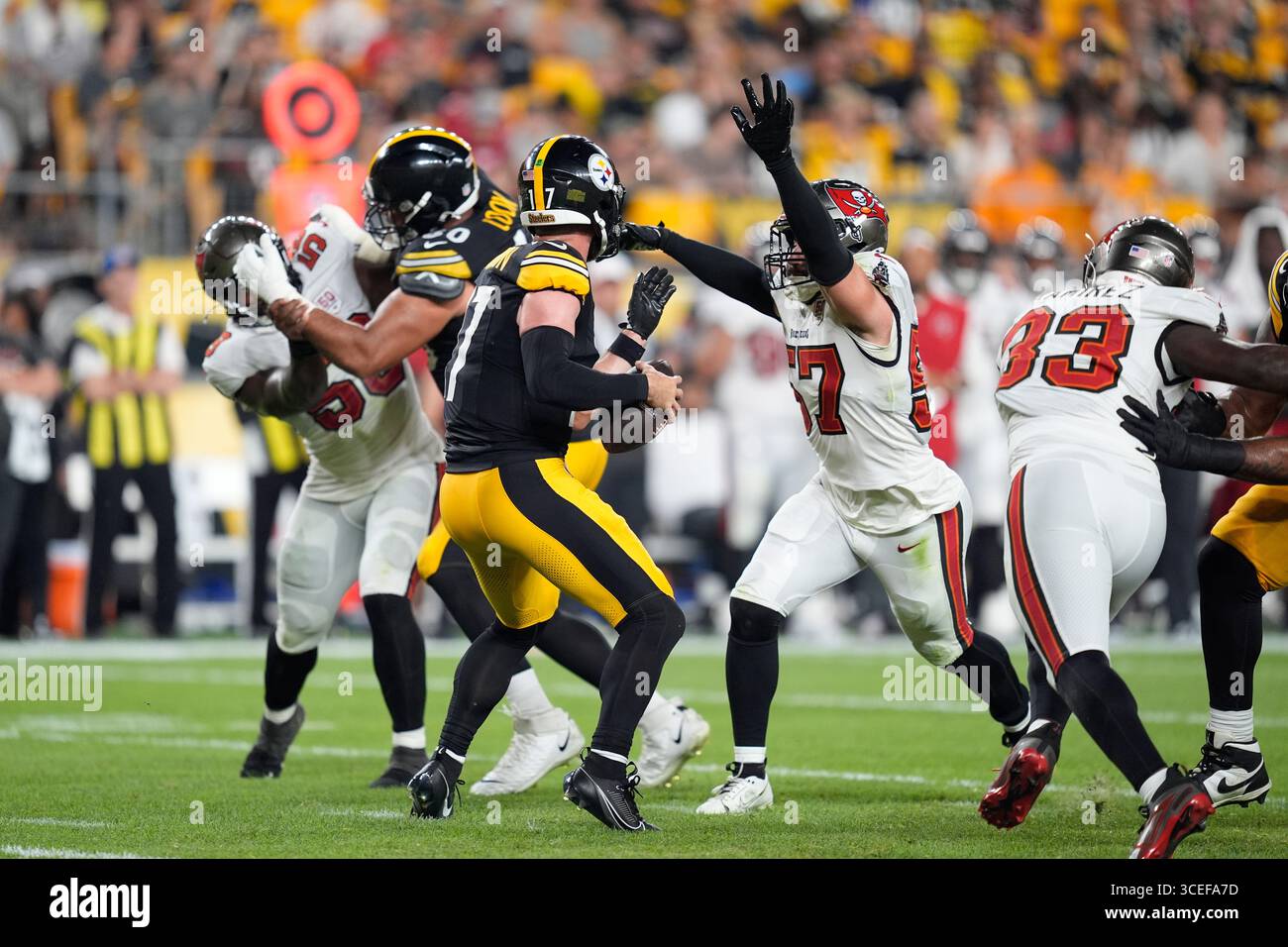 Pittsburgh, Pennsylvanie, États-Unis. 16 août 2025. 16 août 2025 : Skylar Thompson #17 et John Bullock #57 lors du match de pré-saison des Pittsburgh Steelers et Tampa Bay Buccaneers à l'Acrisure Stadium à Pittsburgh PA. Brook Ward/apparent Media Group (crédit image : © AMG/AMG via ZUMA Press Wire) USAGE ÉDITORIAL SEULEMENT ! Non destiné à UN USAGE commercial ! Banque D'Images