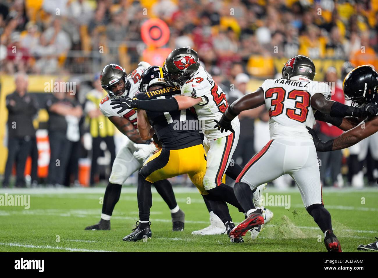 Pittsburgh, Pennsylvanie, États-Unis. 16 août 2025. 16 août 2025 : Skylar Thompson #17 et John Bullock #57 lors du match de pré-saison des Pittsburgh Steelers et Tampa Bay Buccaneers à l'Acrisure Stadium à Pittsburgh PA. Brook Ward/apparent Media Group (crédit image : © AMG/AMG via ZUMA Press Wire) USAGE ÉDITORIAL SEULEMENT ! Non destiné à UN USAGE commercial ! Banque D'Images