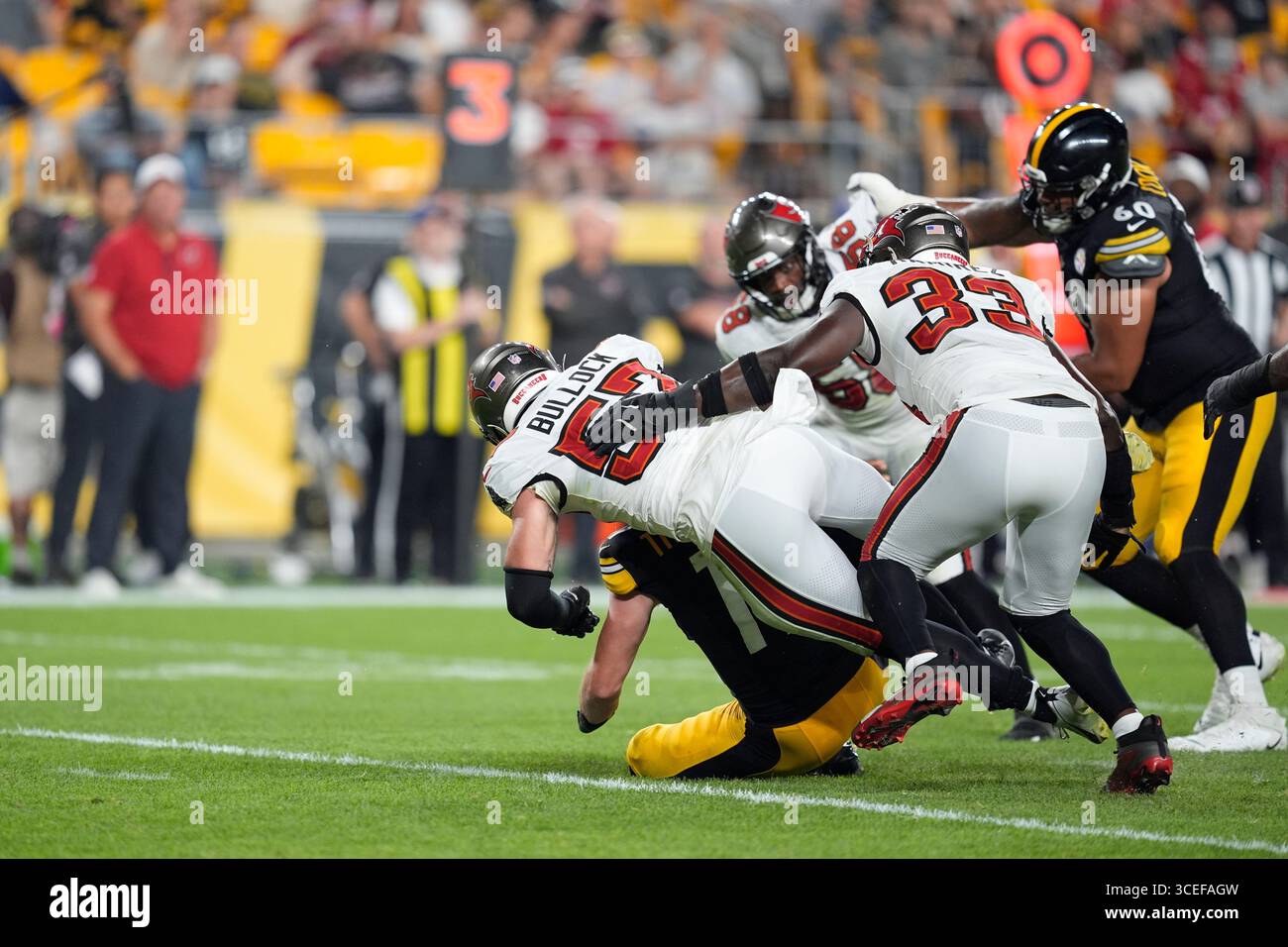 Pittsburgh, Pennsylvanie, États-Unis. 16 août 2025. 16 août 2025 : Skylar Thompson #17 et John Bullock #57 lors du match de pré-saison des Pittsburgh Steelers et Tampa Bay Buccaneers à l'Acrisure Stadium à Pittsburgh PA. Brook Ward/apparent Media Group (crédit image : © AMG/AMG via ZUMA Press Wire) USAGE ÉDITORIAL SEULEMENT ! Non destiné à UN USAGE commercial ! Banque D'Images