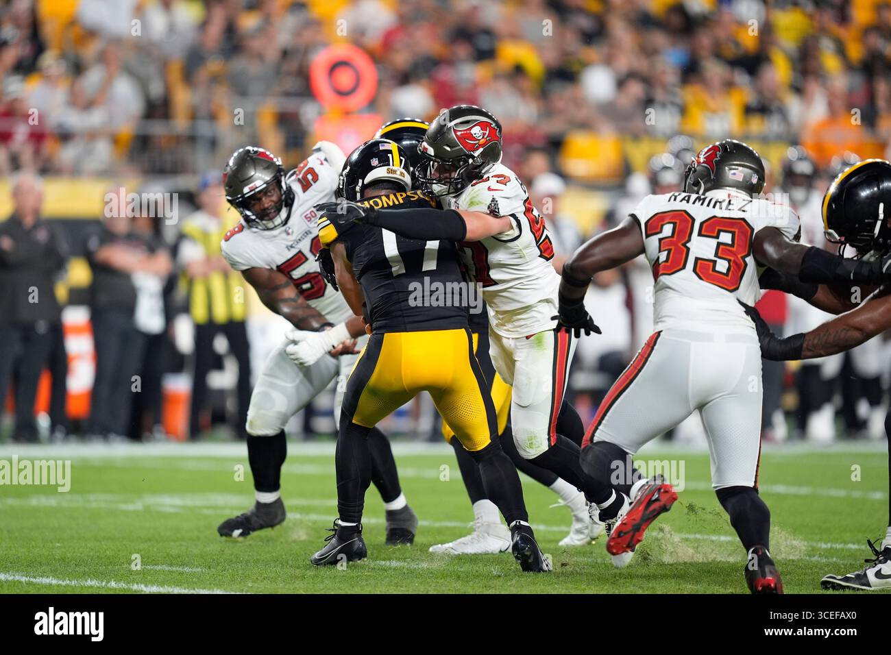 Pittsburgh, Pennsylvanie, États-Unis. 16 août 2025. 16 août 2025 : Skylar Thompson #17 et John Bullock #57 lors du match de pré-saison des Pittsburgh Steelers et Tampa Bay Buccaneers à l'Acrisure Stadium à Pittsburgh PA. Brook Ward/apparent Media Group (crédit image : © AMG/AMG via ZUMA Press Wire) USAGE ÉDITORIAL SEULEMENT ! Non destiné à UN USAGE commercial ! Banque D'Images