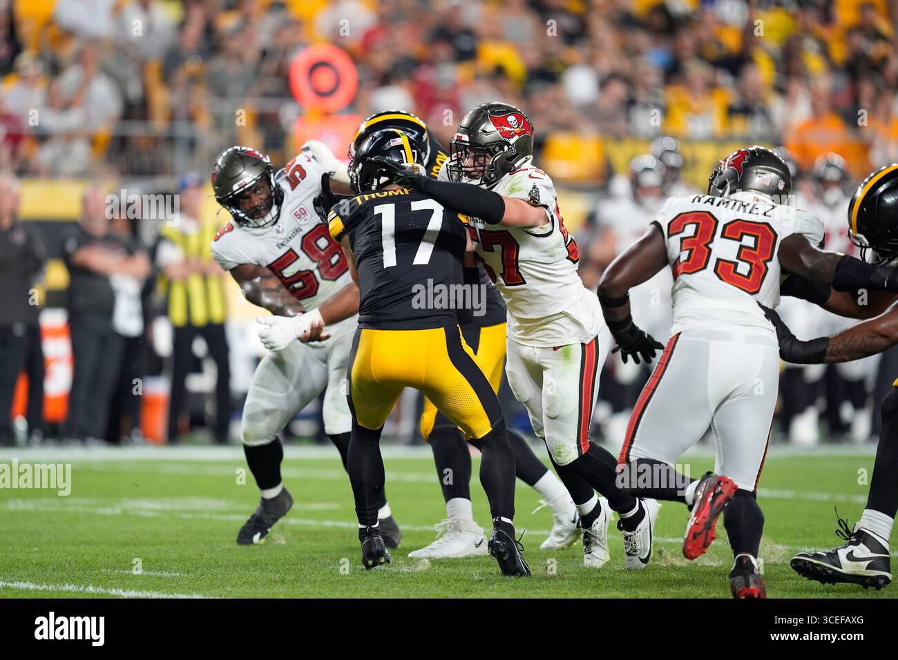 Pittsburgh, Pennsylvanie, États-Unis. 16 août 2025. 16 août 2025 : Skylar Thompson #17 et John Bullock #57 lors du match de pré-saison des Pittsburgh Steelers et Tampa Bay Buccaneers à l'Acrisure Stadium à Pittsburgh PA. Brook Ward/apparent Media Group (crédit image : © AMG/AMG via ZUMA Press Wire) USAGE ÉDITORIAL SEULEMENT ! Non destiné à UN USAGE commercial ! Banque D'Images