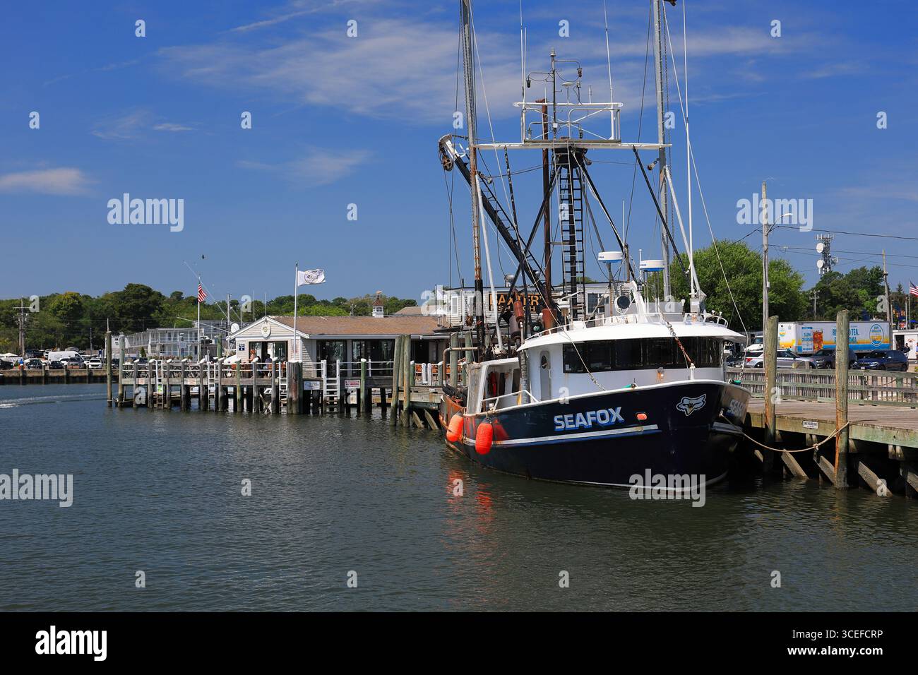 Hyannis, ma, USA - 30 juillet 2025 - SeaFox pêche au port de Hyannis Inner Harbor, Cape Cod. Vue de l'eau Banque D'Images Hyannis, ma, USA - 30 juillet 2025 - SeaFox pêche au port de Hyannis Inner Harbor, Cape Cod. Vue de l'eau Banque D'Images