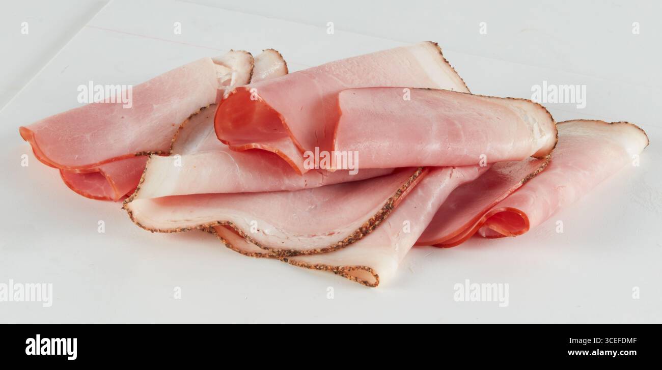 Jambon de porc frais bologne fond naturel isolé avec chemin de coupe Banque D'Images