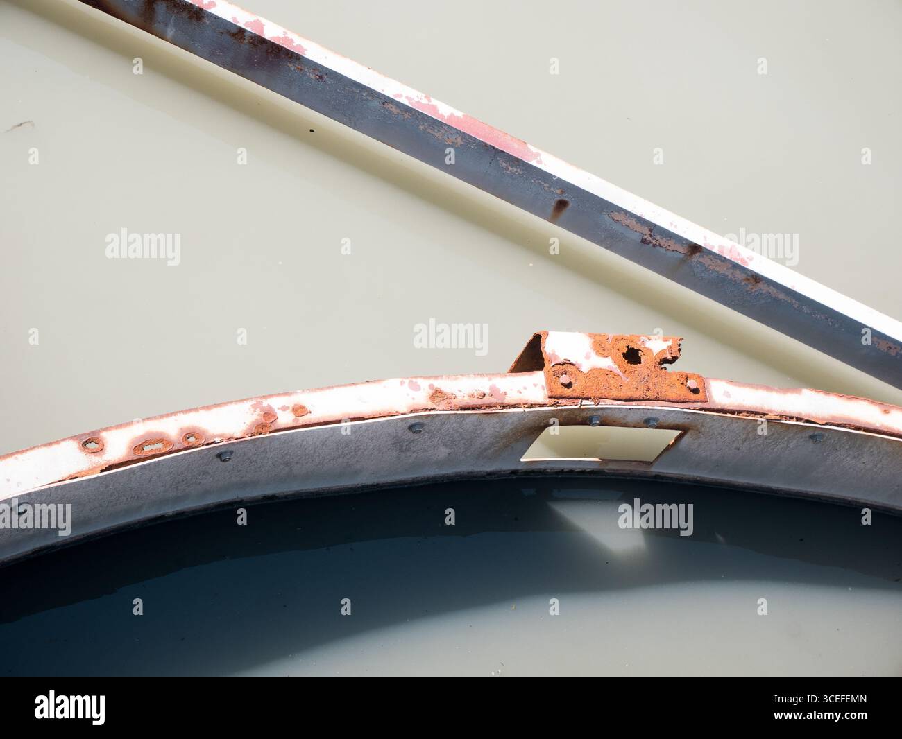 Détail d'une structure métallique rouillée dans un réservoir d'une station d'épuration des eaux usées dans l'espace copie Mexique Banque D'Images