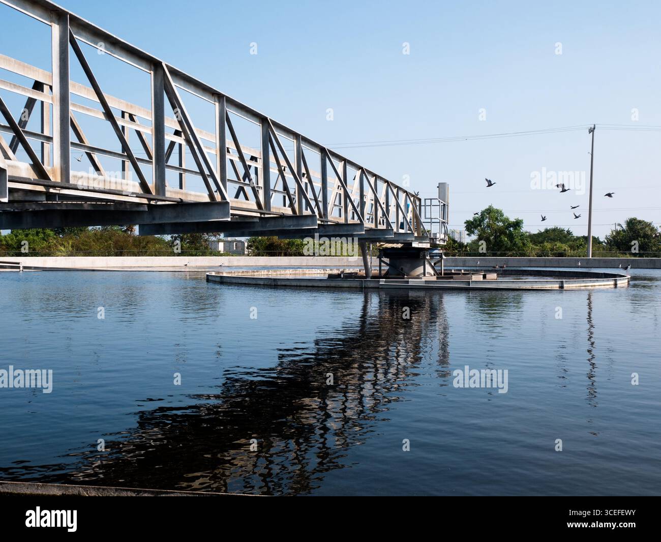 Passerelle métallique sur une usine de traitement des eaux usées à Tampico Mexique Banque D'Images