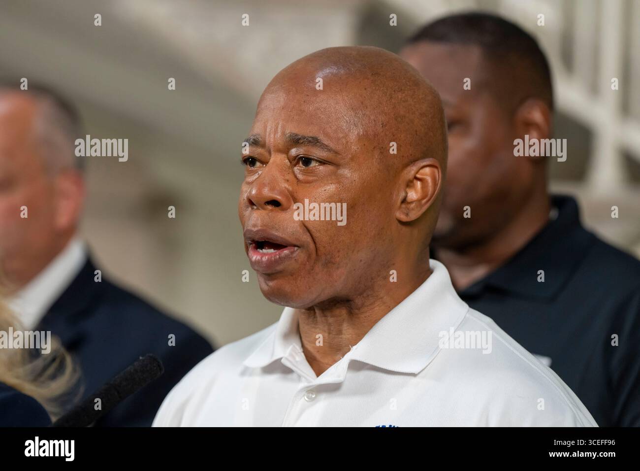 New York, États-Unis. 17 août 2025. NEW YORK, NEW YORK - 17 AOÛT : le maire de New York, Eric Adams, parle lors d'un briefing conjoint avec la commissaire de police Jessica Tisch à l'hôtel de ville après une fusillade de masse à l'intérieur du Taste of the City Bar and Lounge sur Franklin Avenue à Crown Heights, Brooklyn, New York, États-Unis où trois personnes ont été tuées et neuf autres ont été blessées lorsque plusieurs tireurs ont ouvert le feu juste avant 3h30 DU MATIN le 17 août 2025 à New York. Crédit : Ron Adar/Alamy Live News Banque D'Images