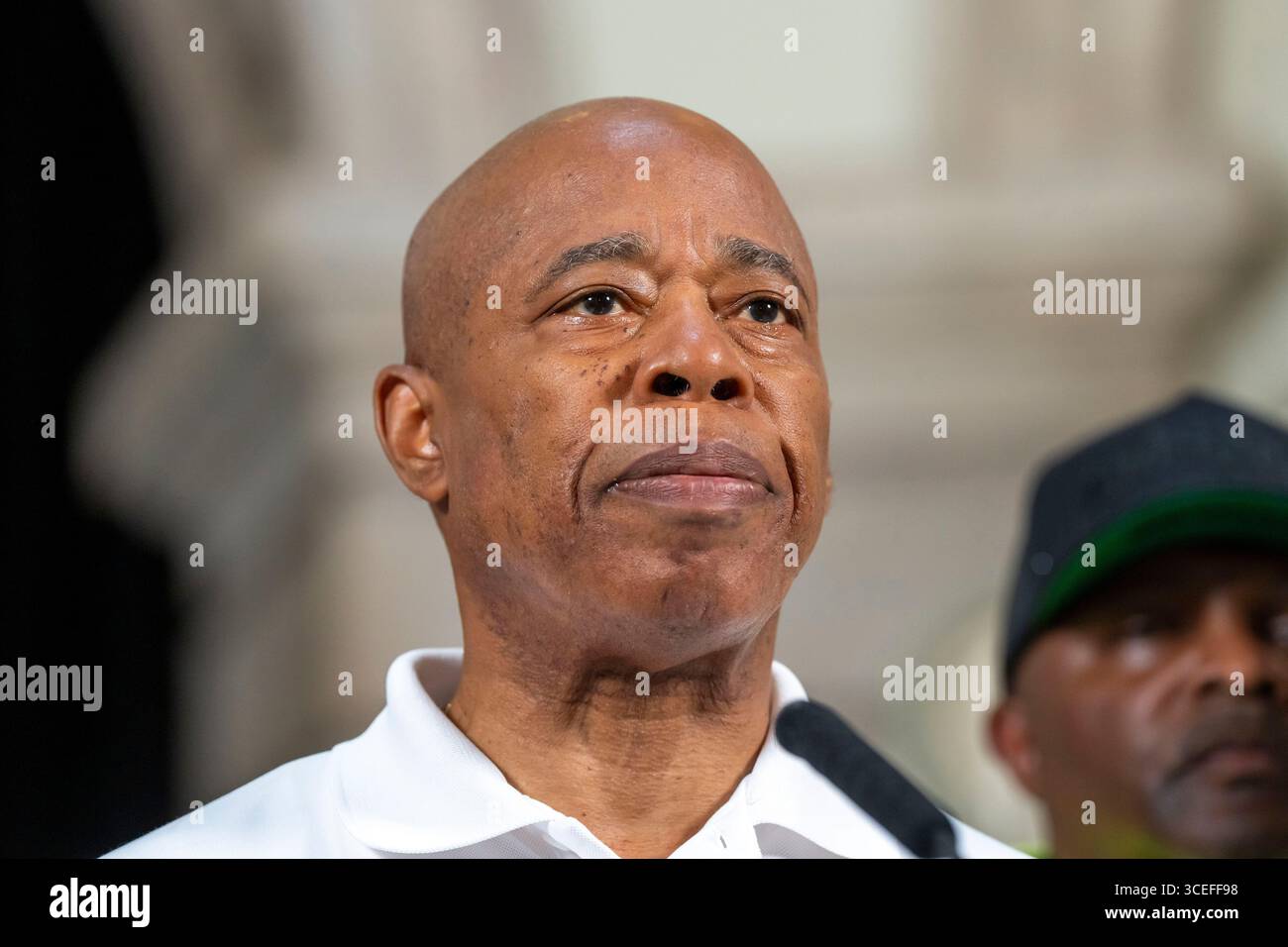 New York, États-Unis. 17 août 2025. NEW YORK, NEW YORK - 17 AOÛT : le maire de New York, Eric Adams, parle lors d'un briefing conjoint avec la commissaire de police Jessica Tisch à l'hôtel de ville après une fusillade de masse à l'intérieur du Taste of the City Bar and Lounge sur Franklin Avenue à Crown Heights, Brooklyn, New York, États-Unis où trois personnes ont été tuées et neuf autres ont été blessées lorsque plusieurs tireurs ont ouvert le feu juste avant 3h30 DU MATIN le 17 août 2025 à New York. Crédit : Ron Adar/Alamy Live News Banque D'Images