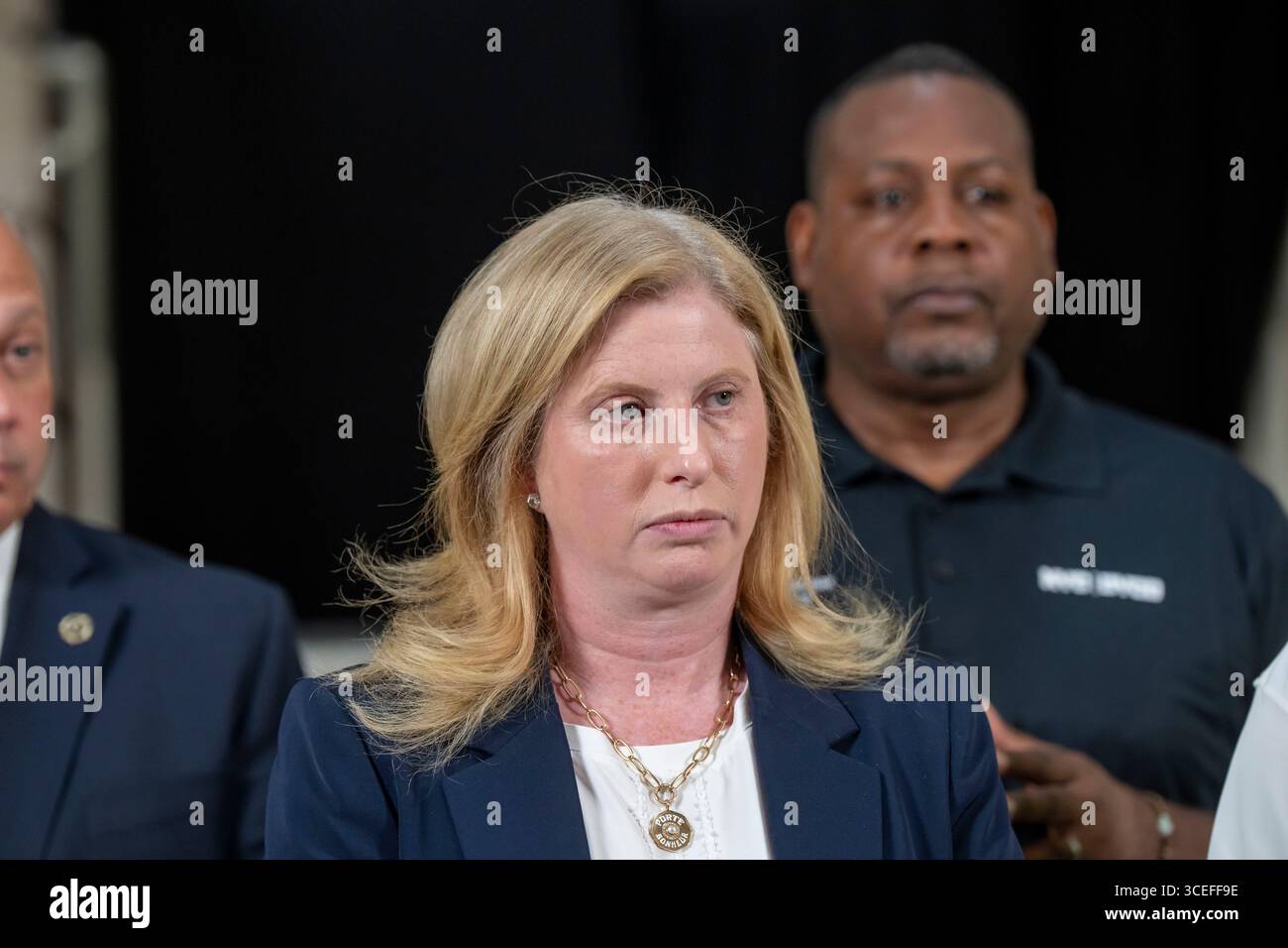 New York, États-Unis. 17 août 2025. NEW YORK, NEW YORK - 17 AOÛT : la commissaire de police Jessica Tisch parle lors d'un briefing conjoint avec le maire Eric Adams à l'hôtel de ville après une fusillade de masse à l'intérieur du Taste of the City Bar and Lounge sur Franklin Avenue à Crown Heights, Brooklyn, New York, États-Unis où trois personnes ont été tuées et neuf autres ont été blessées lorsque plusieurs tireurs ont ouvert le feu juste avant 3h30 DU MATIN le 17 août 2025 à New York. Crédit : Ron Adar/Alamy Live News Banque D'Images