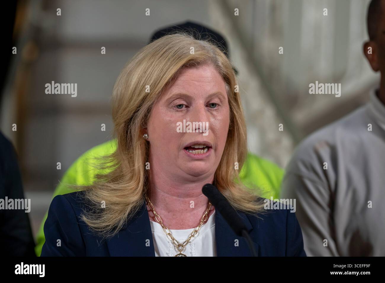 New York, États-Unis. 17 août 2025. NEW YORK, NEW YORK - 17 AOÛT : la commissaire de police Jessica Tisch parle lors d'un briefing conjoint avec le maire Eric Adams à l'hôtel de ville après une fusillade de masse à l'intérieur du Taste of the City Bar and Lounge sur Franklin Avenue à Crown Heights, Brooklyn, New York, États-Unis où trois personnes ont été tuées et neuf autres ont été blessées lorsque plusieurs tireurs ont ouvert le feu juste avant 3h30 DU MATIN le 17 août 2025 à New York. Crédit : Ron Adar/Alamy Live News Banque D'Images