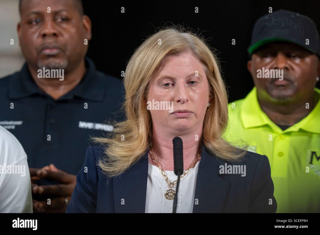 New York, États-Unis. 17 août 2025. NEW YORK, NEW YORK - 17 AOÛT : la commissaire de police Jessica Tisch parle lors d'un briefing conjoint avec le maire Eric Adams à l'hôtel de ville après une fusillade de masse à l'intérieur du Taste of the City Bar and Lounge sur Franklin Avenue à Crown Heights, Brooklyn, New York, États-Unis où trois personnes ont été tuées et neuf autres ont été blessées lorsque plusieurs tireurs ont ouvert le feu juste avant 3h30 DU MATIN le 17 août 2025 à New York. Crédit : Ron Adar/Alamy Live News Banque D'Images