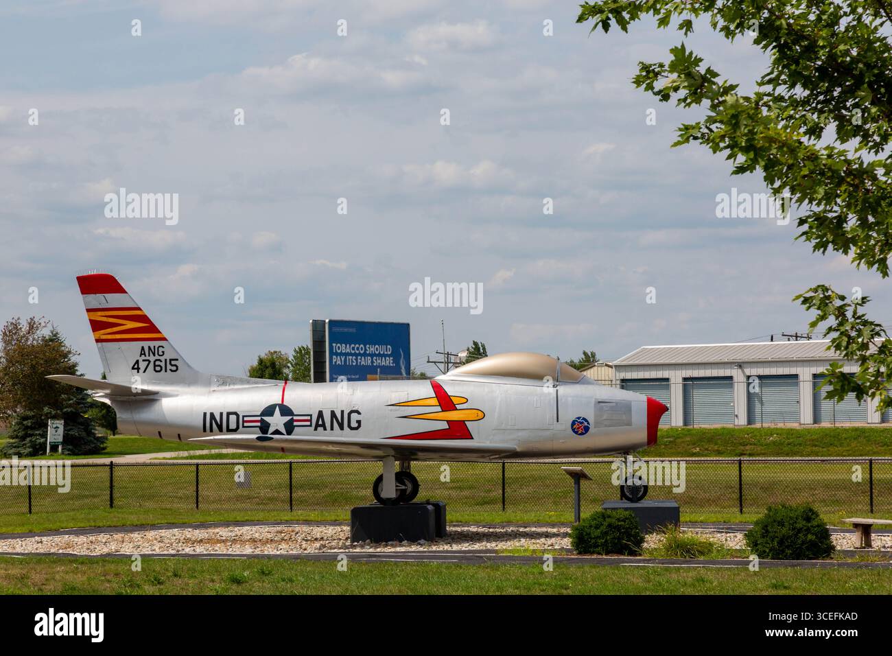 Un F-86A Super Sabre North American Aviation de la Garde nationale de l'Indiana est exposé au Baer Field Heritage Air Park à Fort Wayne, Indiana, États-Unis. Banque D'Images