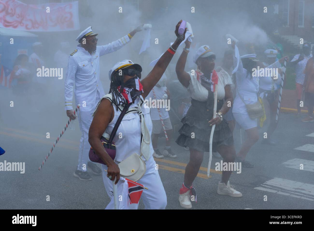 Les participants célèbrent J'ouvert en jetant de la poudre au Delaware Caribbean Festival 2025 à Douvres, Delaware, mettant en valeur la culture de l'île dynamique. Banque D'Images