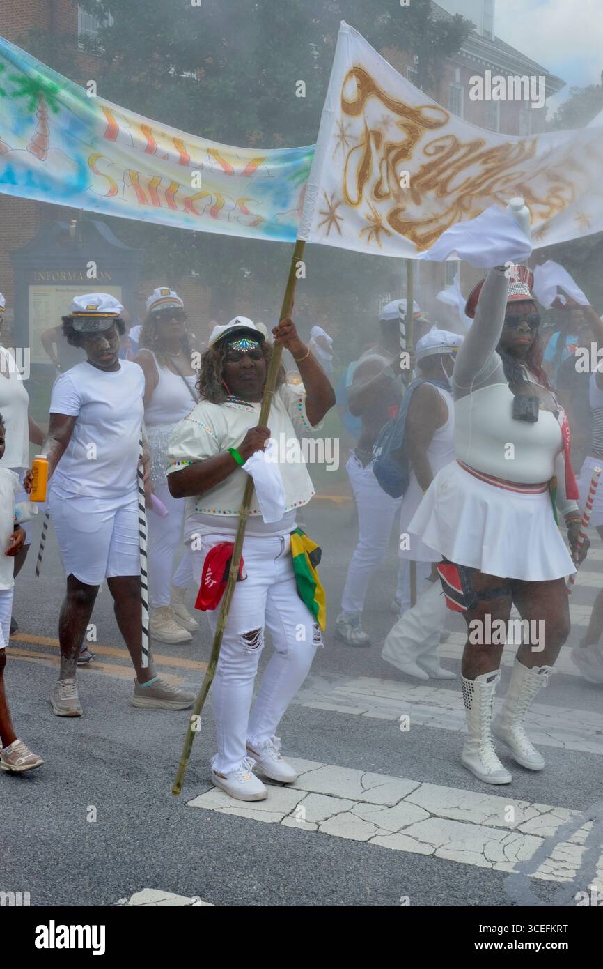 Les participants célèbrent J'ouvert en jetant de la poudre au Delaware Caribbean Festival 2025 à Douvres, Delaware, mettant en valeur la culture de l'île dynamique. Banque D'Images