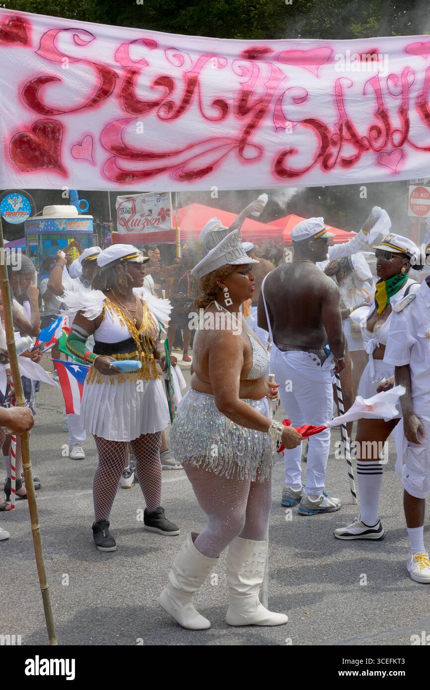 Les participants célèbrent J'ouvert en jetant de la poudre au Delaware Caribbean Festival 2025 à Douvres, Delaware, mettant en valeur la culture de l'île dynamique. Banque D'Images