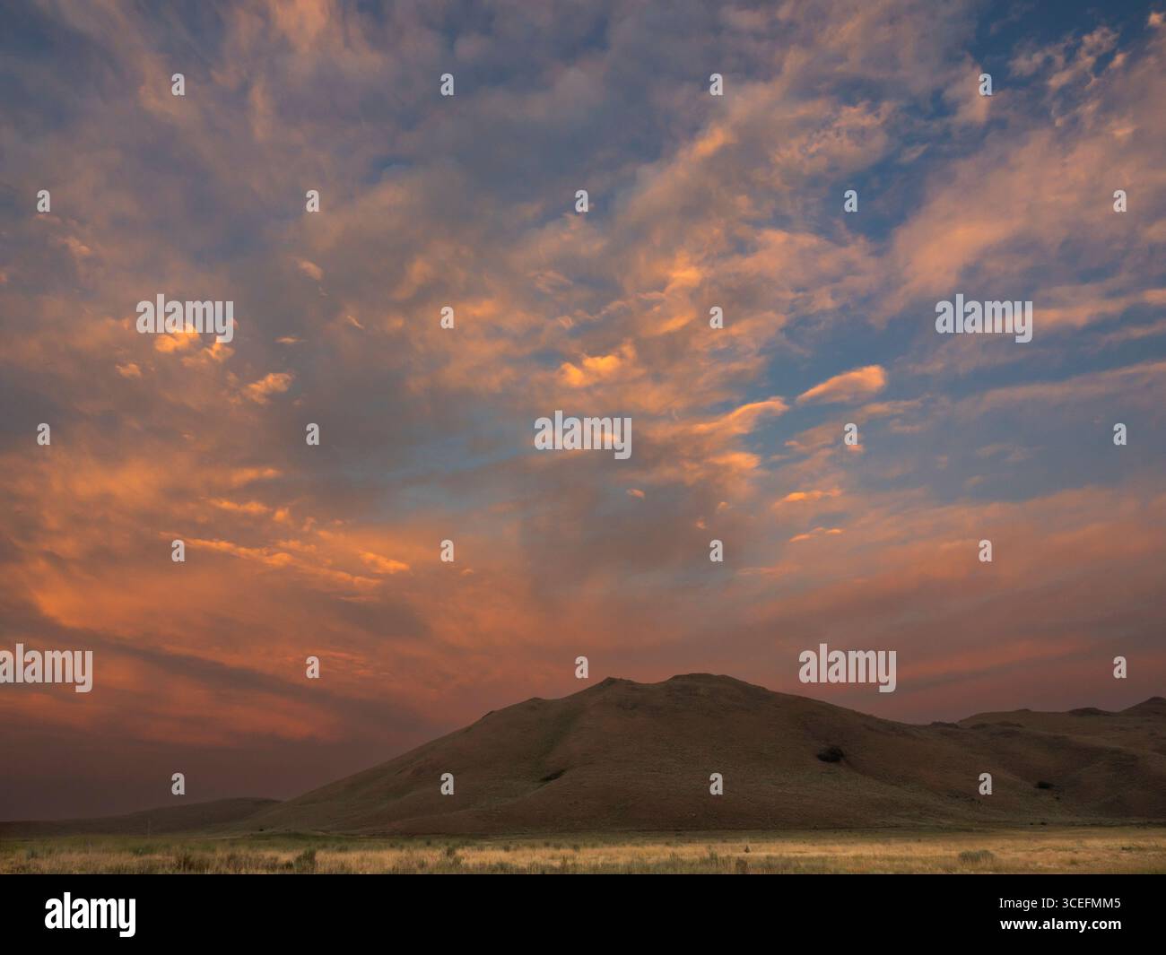 ID01109-00..... IDAHO - coucher de soleil à Camas Prairie Centennial Marsh Wildlife Management Area près de Hill City, comté de Camas. Bennett Hills à l'horizon. Banque D'Images