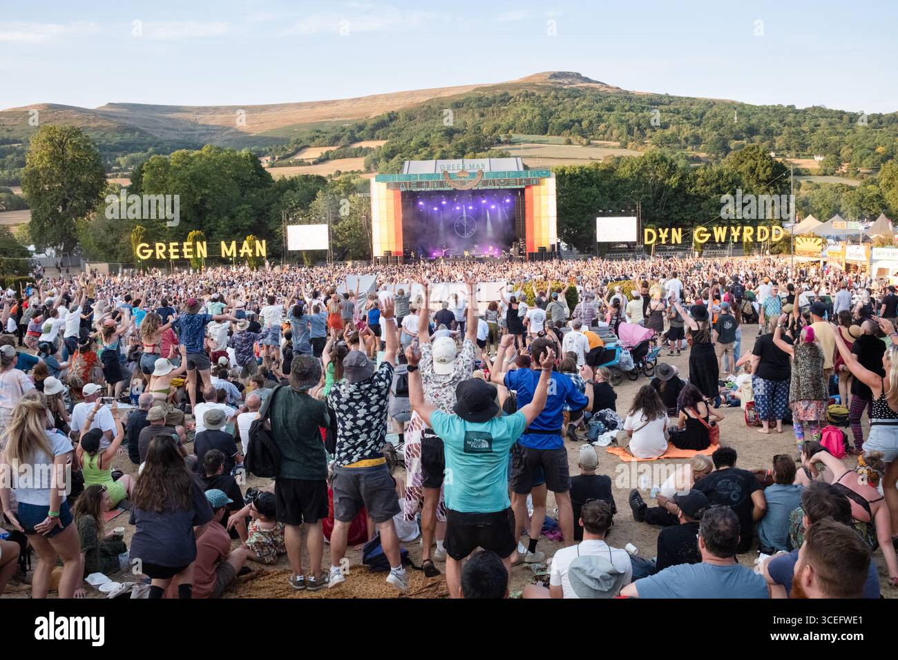 UNE FOULE ÉNORME pour YARD ACT ÉTÉ SUNSHINE MUSIC FESTIVAL MOUNTAINS : le groupe de Leeds Yard Act joue devant une foule immense et ensoleillée du dimanche après-midi rebondissant et dansant comme un fou au soleil devant la Mountain Stage avec les Black Mountains qui dominent derrière. Le Green Man Festival 2025. Brecon, pays de Galles, Royaume-Uni, 17 août 2025. Photographie : Rob Watkins/Alamy Live News. Banque D'Images