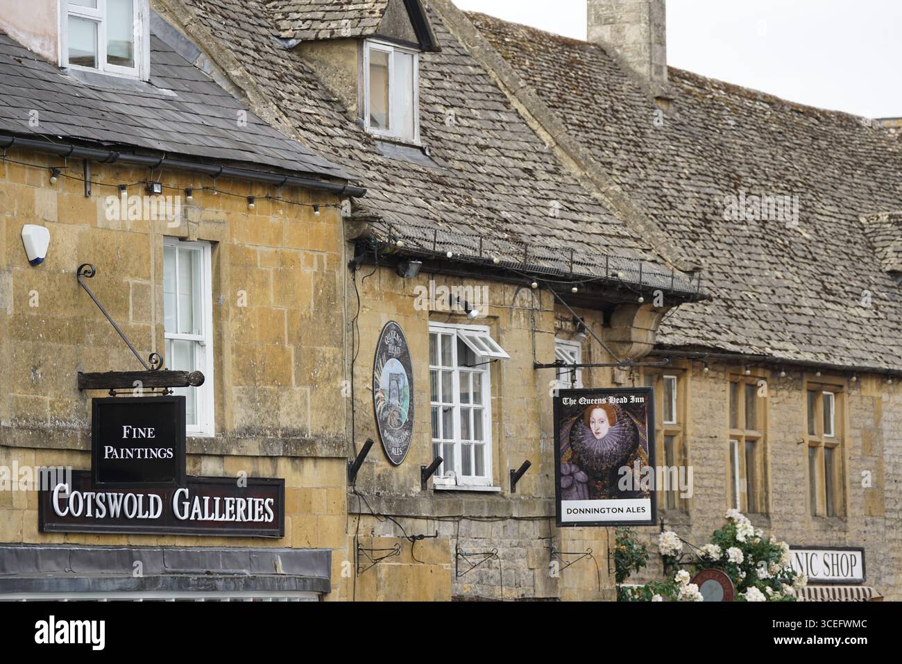Bâtiment traditionnel en pierre avec boutiques et pubs du village historique de Cotswold. Stow-on-the-Wold, Angleterre Banque D'Images