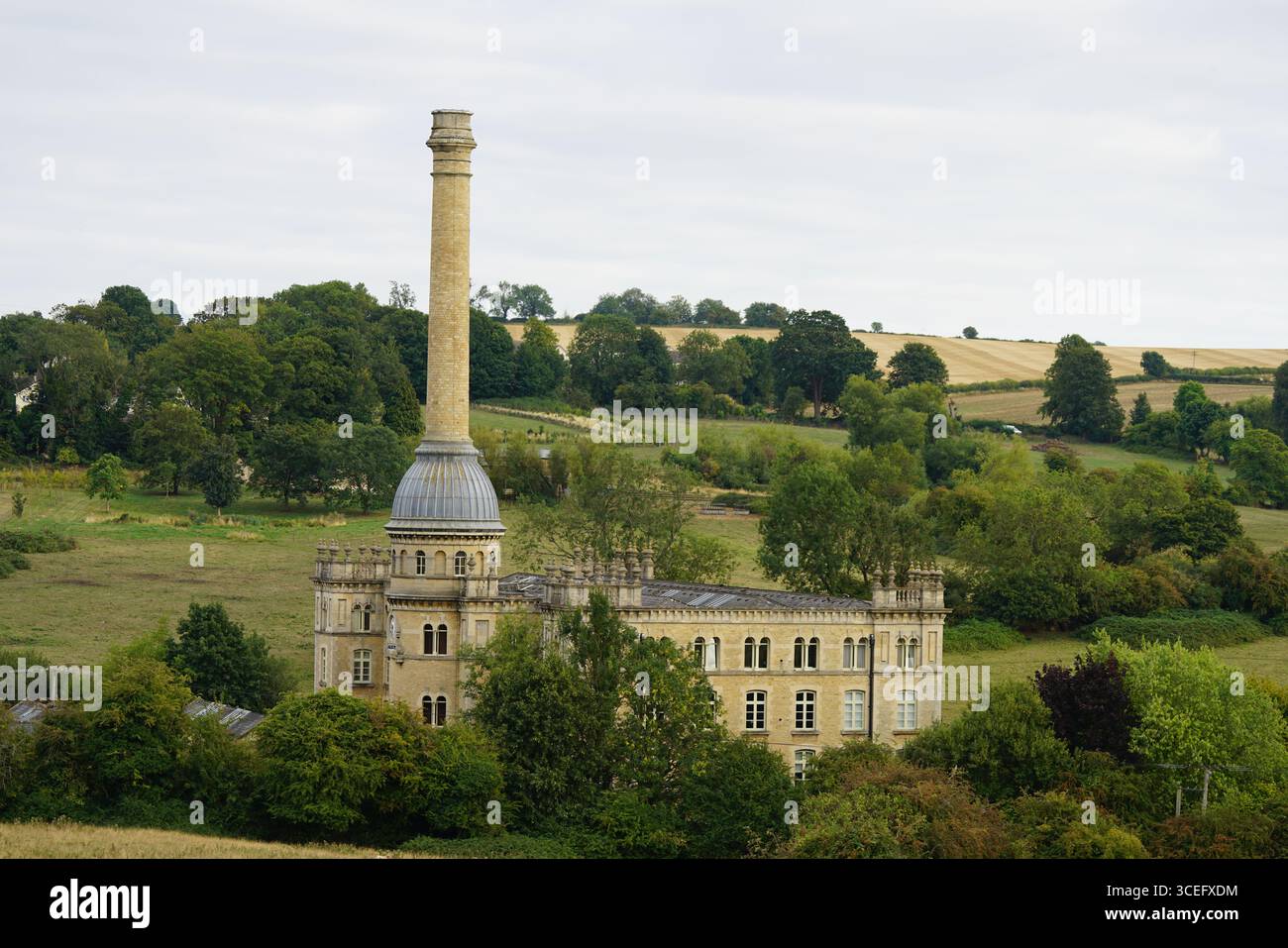 Manoir de campagne historique avec une grande cheminée dans un paysage vert luxuriant. Chipping Norton, Angleterre Banque D'Images