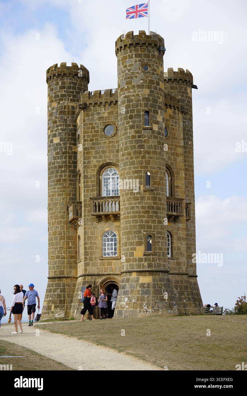 Tour historique avec des visiteurs sous drapeau britannique dans un paysage pittoresque. Broadway, Angleterre Banque D'Images