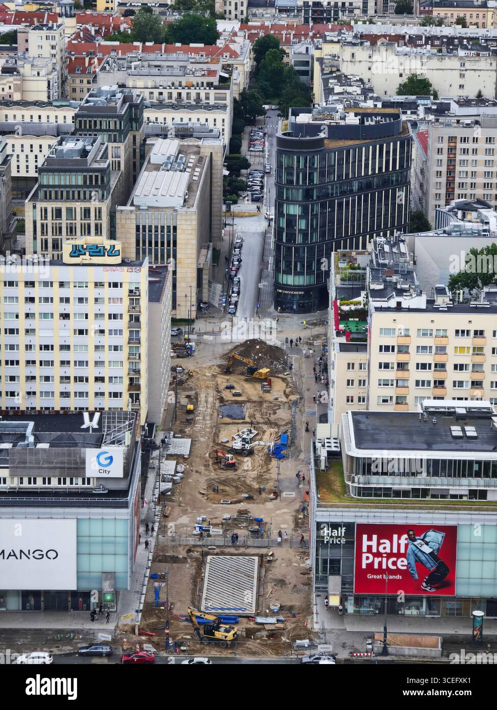 Chantier de construction d'un futur bâtiment moderne dans le centre de Varsovie, Pologne. - Image de stock capturée avec un smartphone